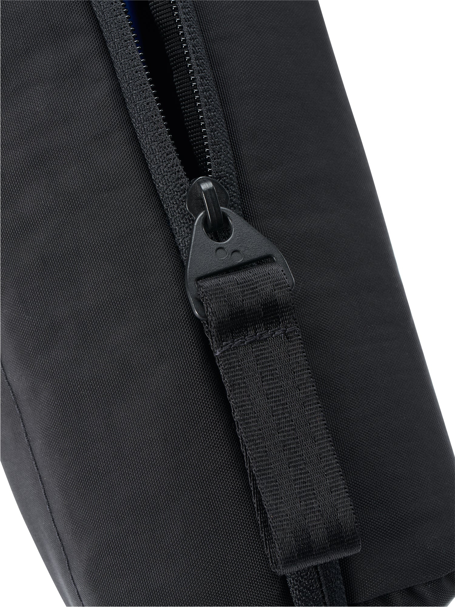 pinqponq-Tech-Pouch-Crinkle-Black-closeup-details