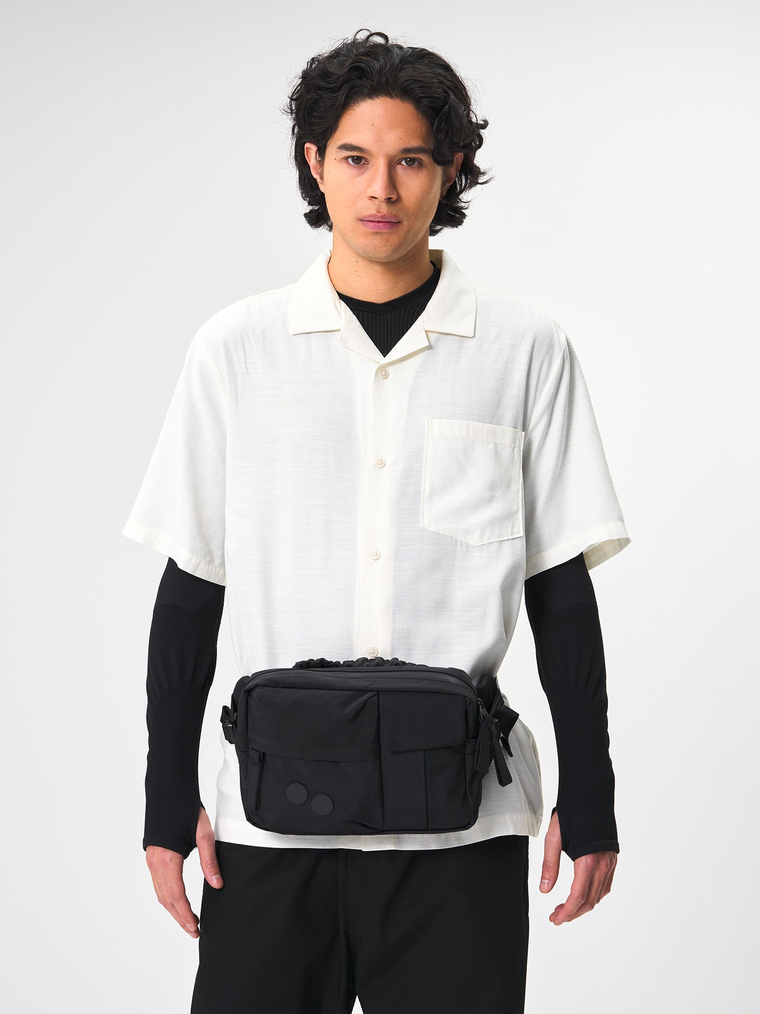 pinqponq-hip-bag-Tetrik-Large-Crinkle-Black-model-front