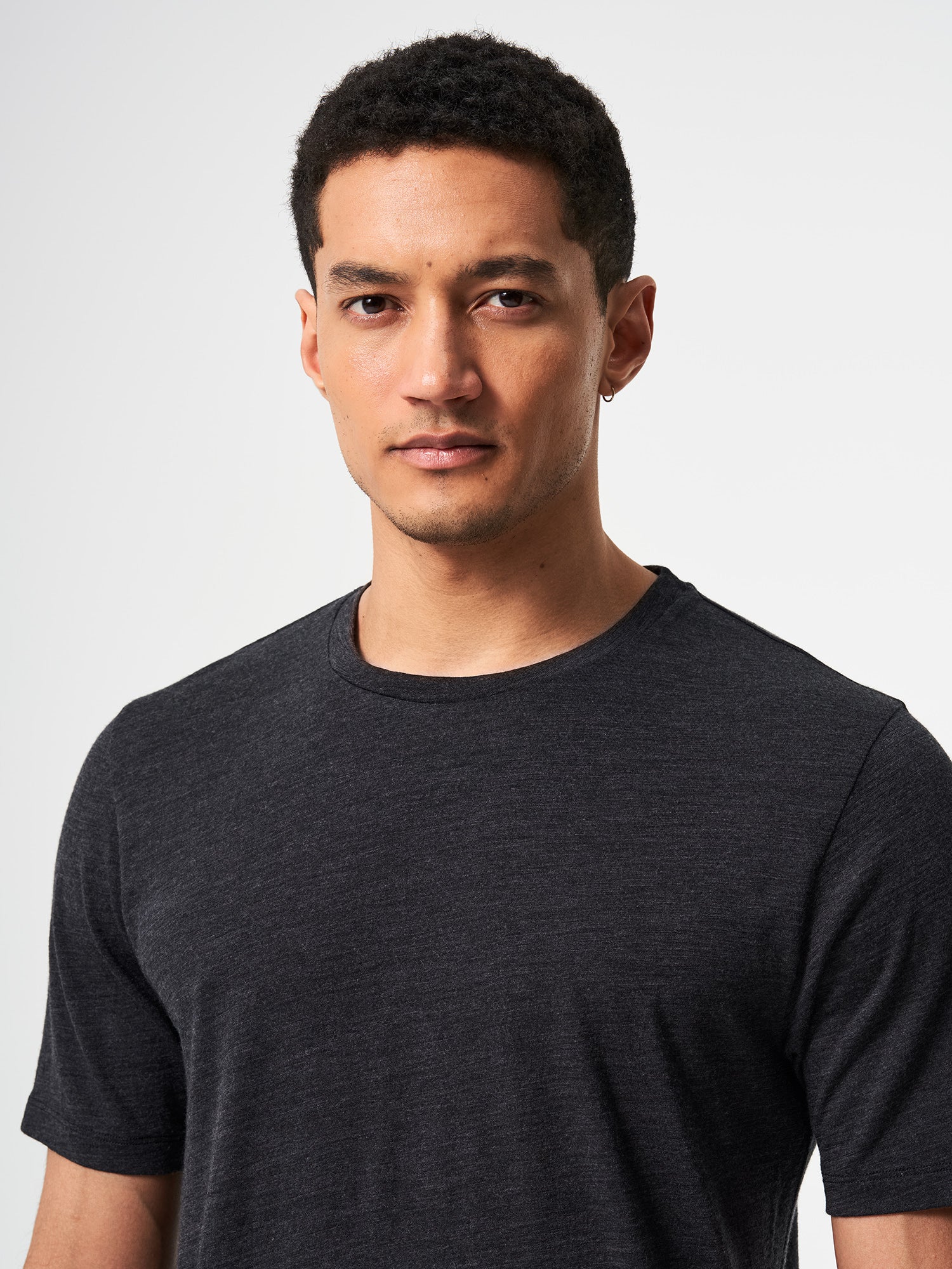 pinqponq-T-Shirt-Merino-Men-Iconic-Dark-Grey-Melange-model-front-detail