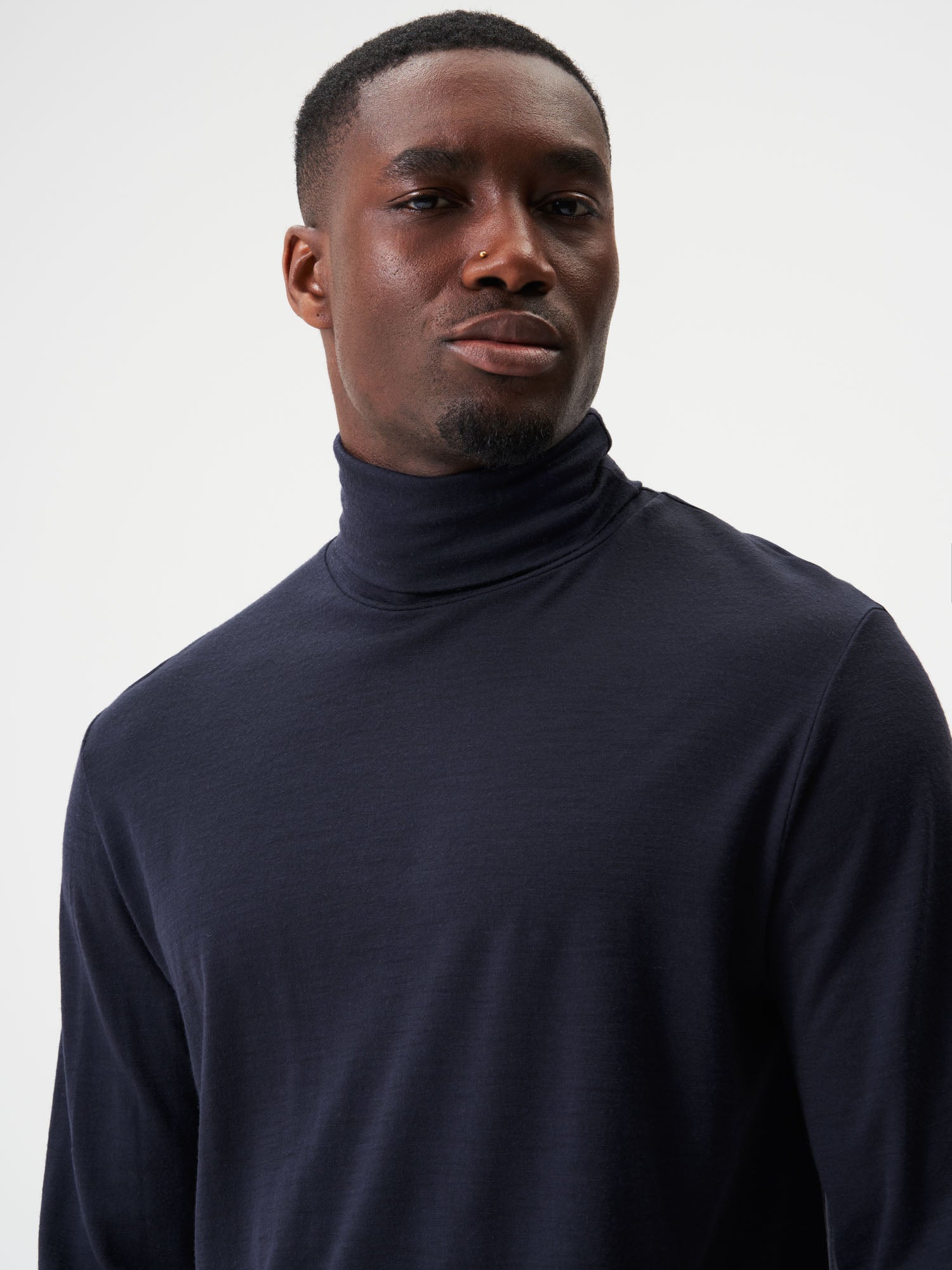 pinqponq-Turtleneck-Merino-Men-Cover-Sheep-Navy-model-front-detail