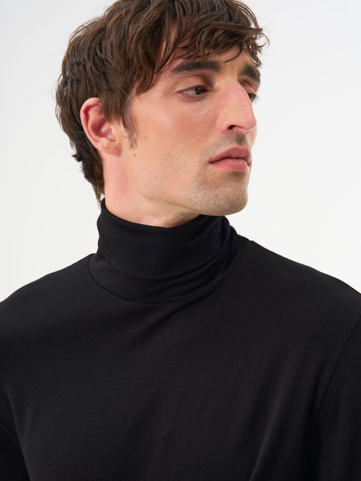 pinqponq-Turtleneck-Merino-Men-Cover-Sheep-Black-model-front-detail