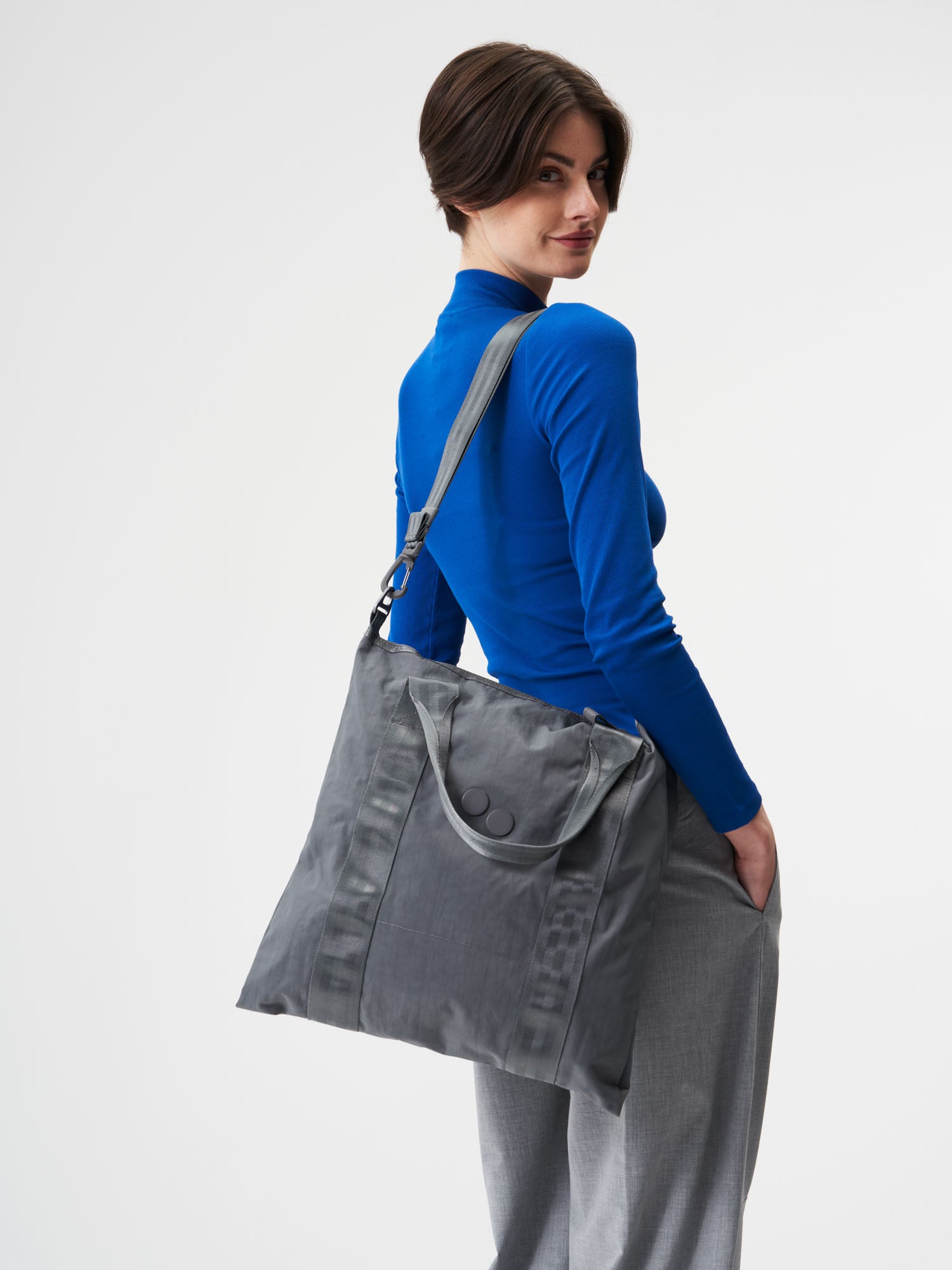 pinqponq-Tote-Bag-Crinkle-Grey-model-front