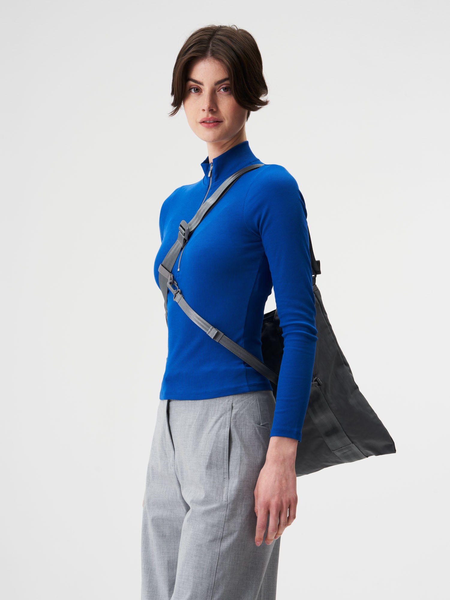 pinqponq-Tote-Bag-Crinkle-Grey-model-back