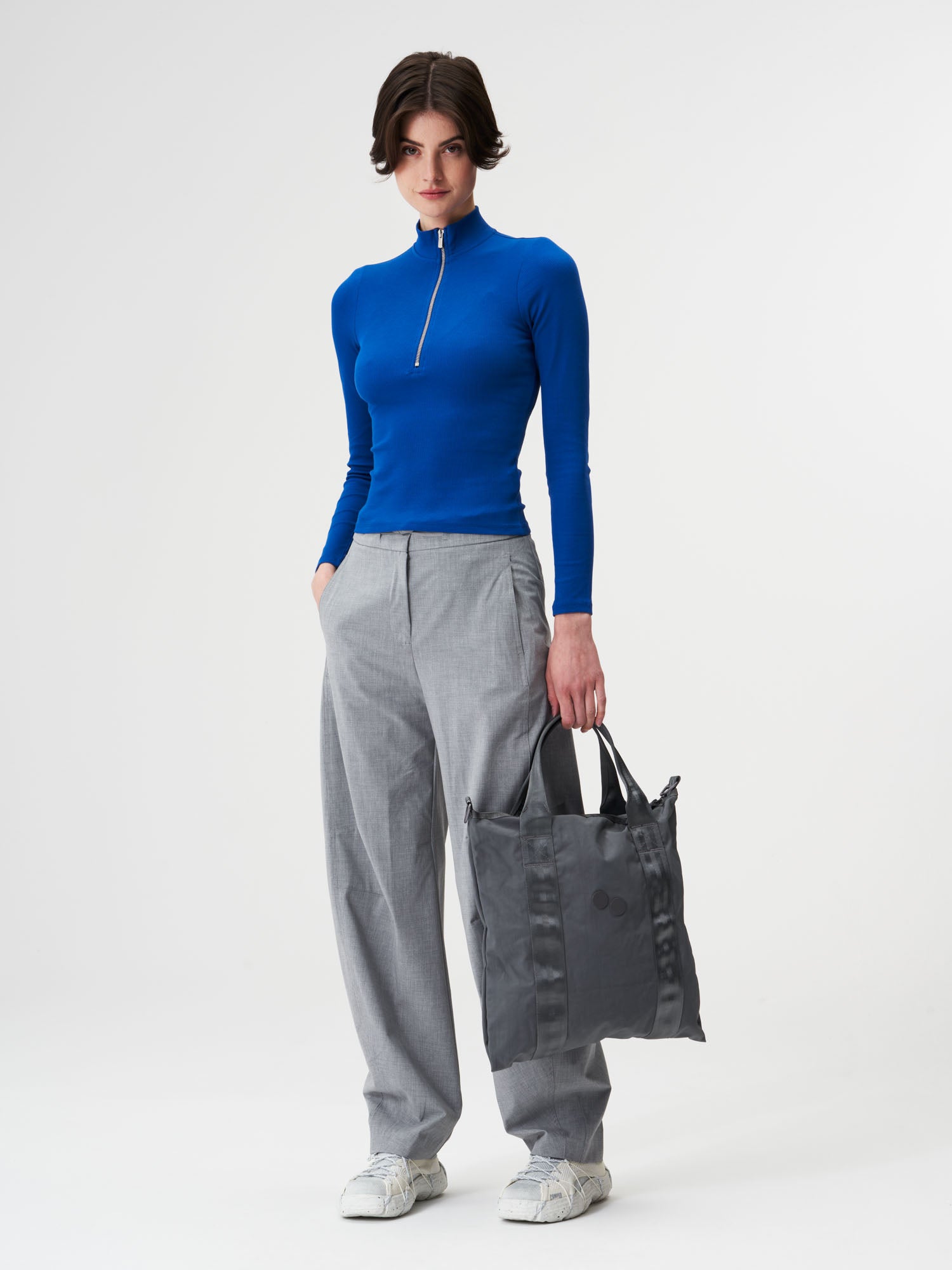 pinqponq-Tote-Bag-Crinkle-Grey-model-front