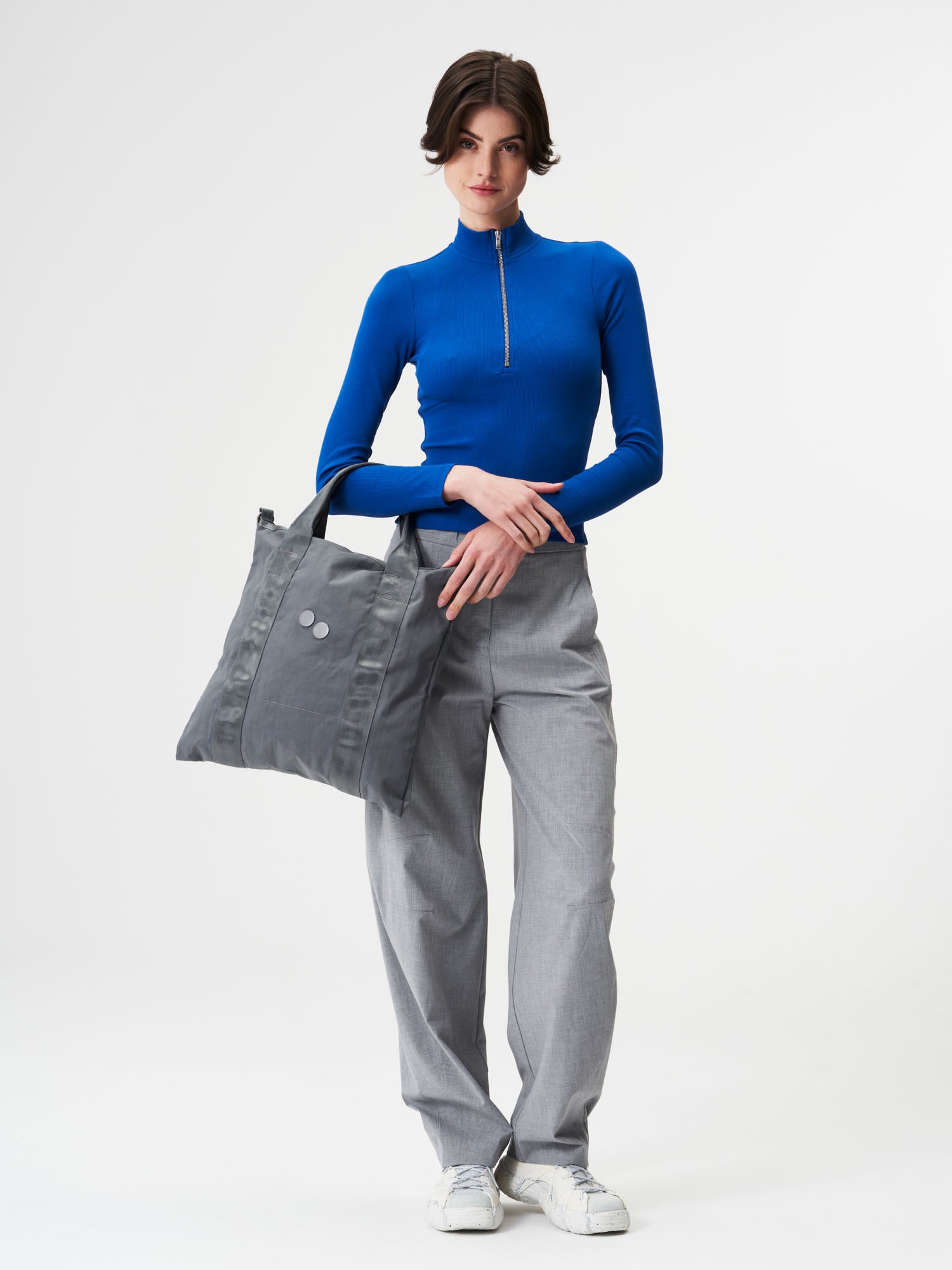 pinqponq-Tote-Bag-Crinkle-Grey-model-front