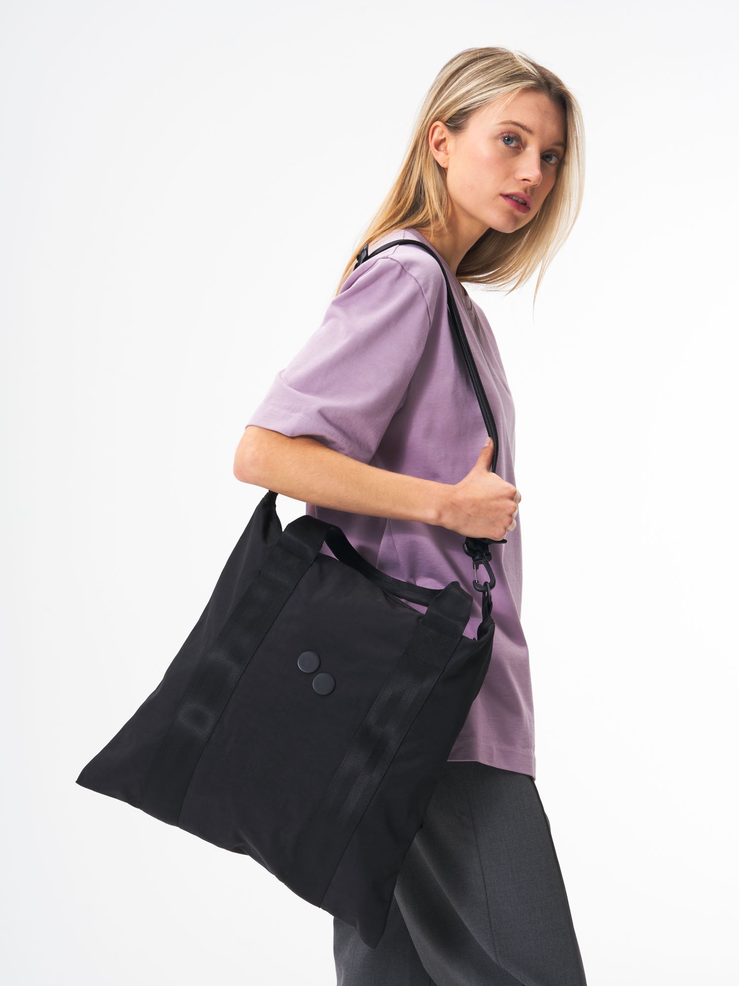 pinqponq-Tote-Bag-Crinkle-Black-model-female-front