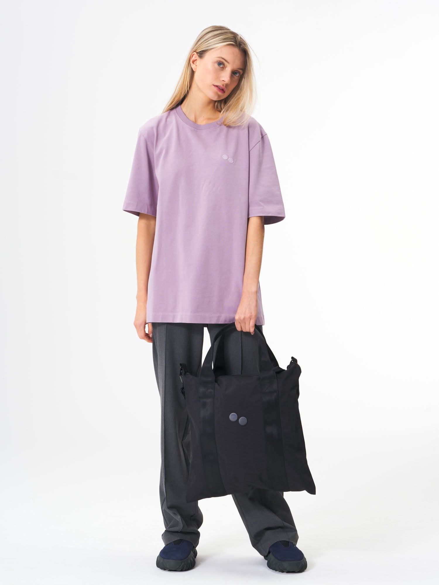 pinqponq-Tote-Bag-Crinkle-Black-model-female-front