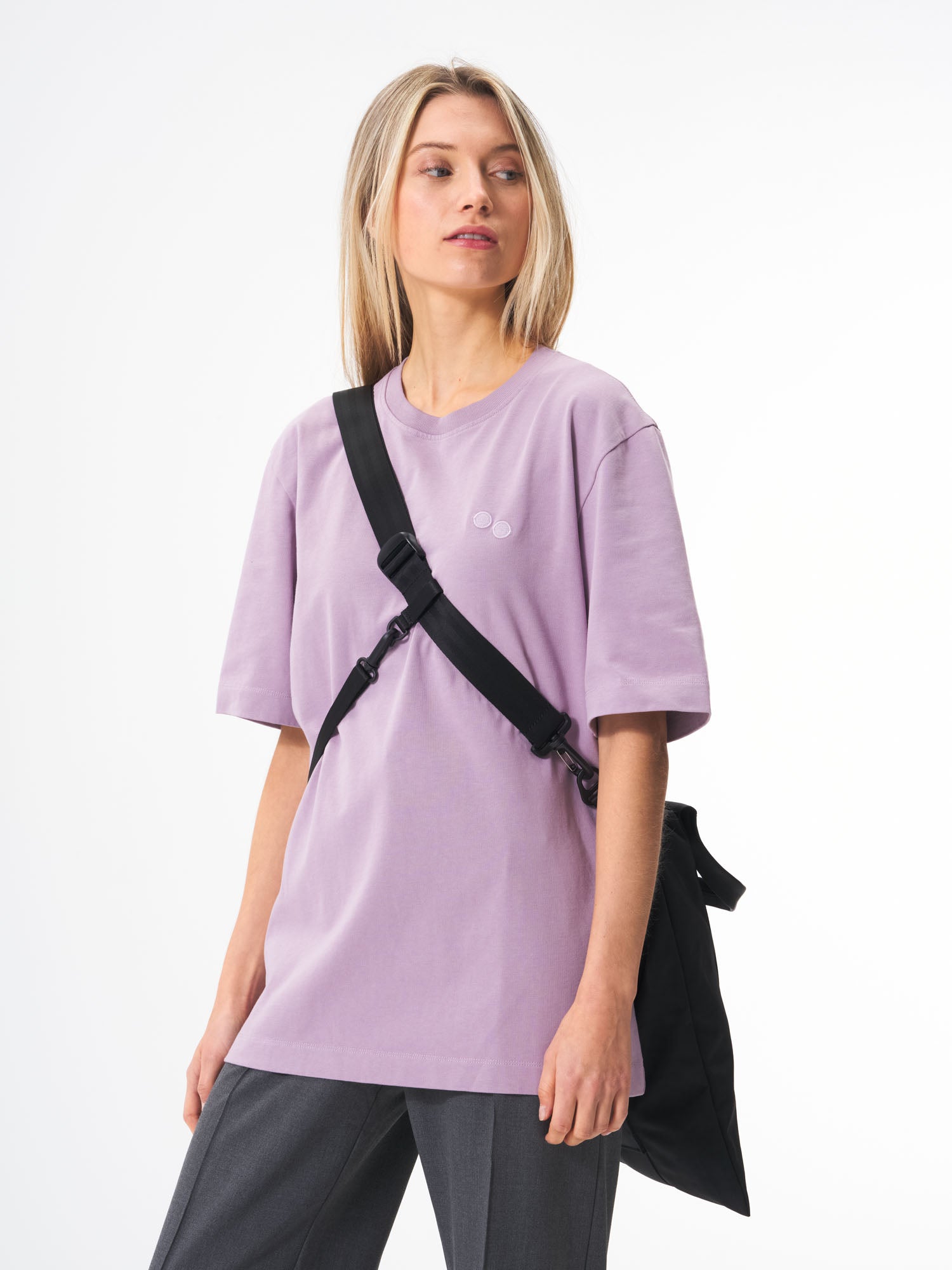 pinqponq-Tote-Bag-Crinkle-Black-model-female-back