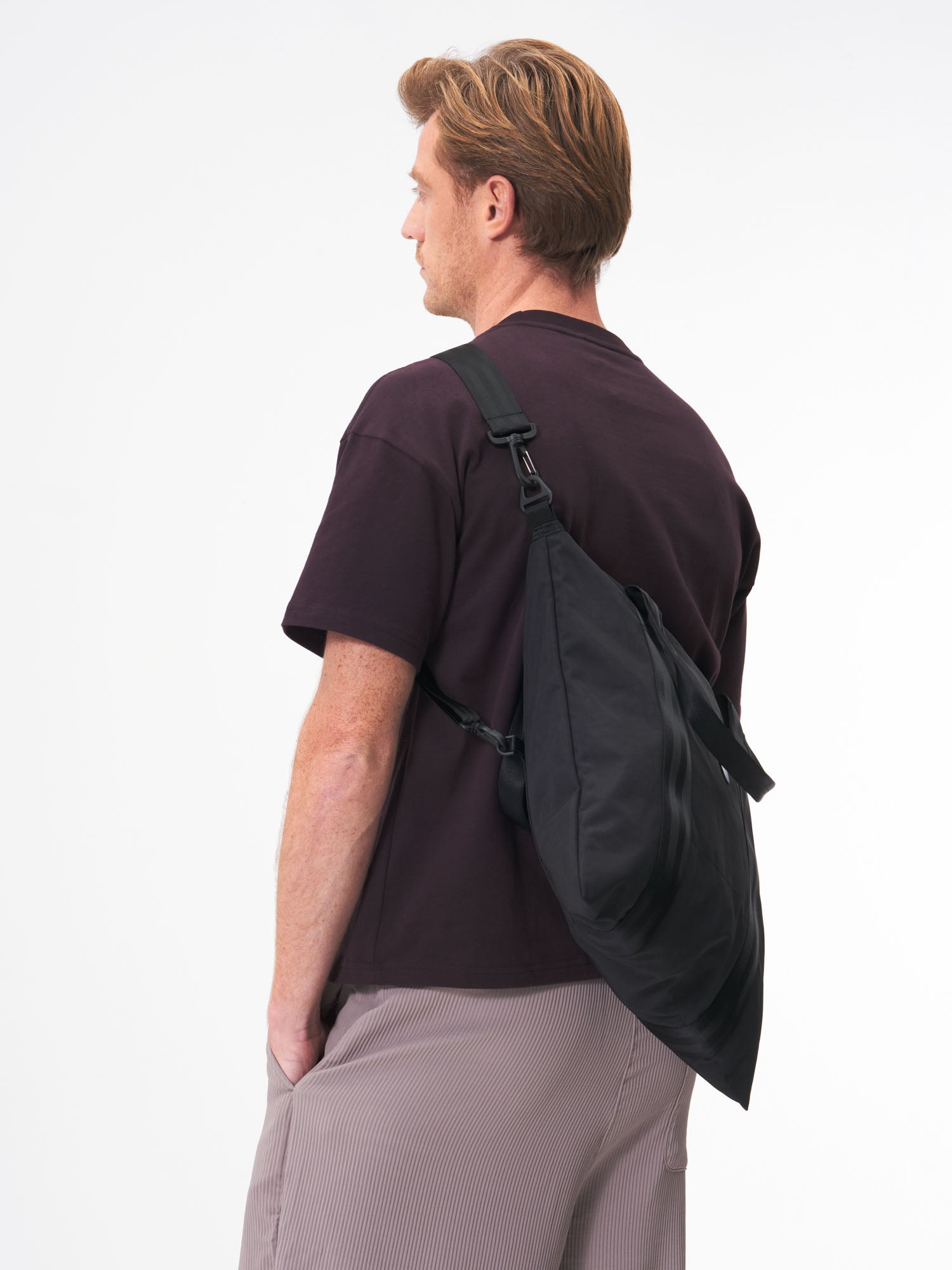 pinqponq-Tote-Bag-Crinkle-Black-model-male-side