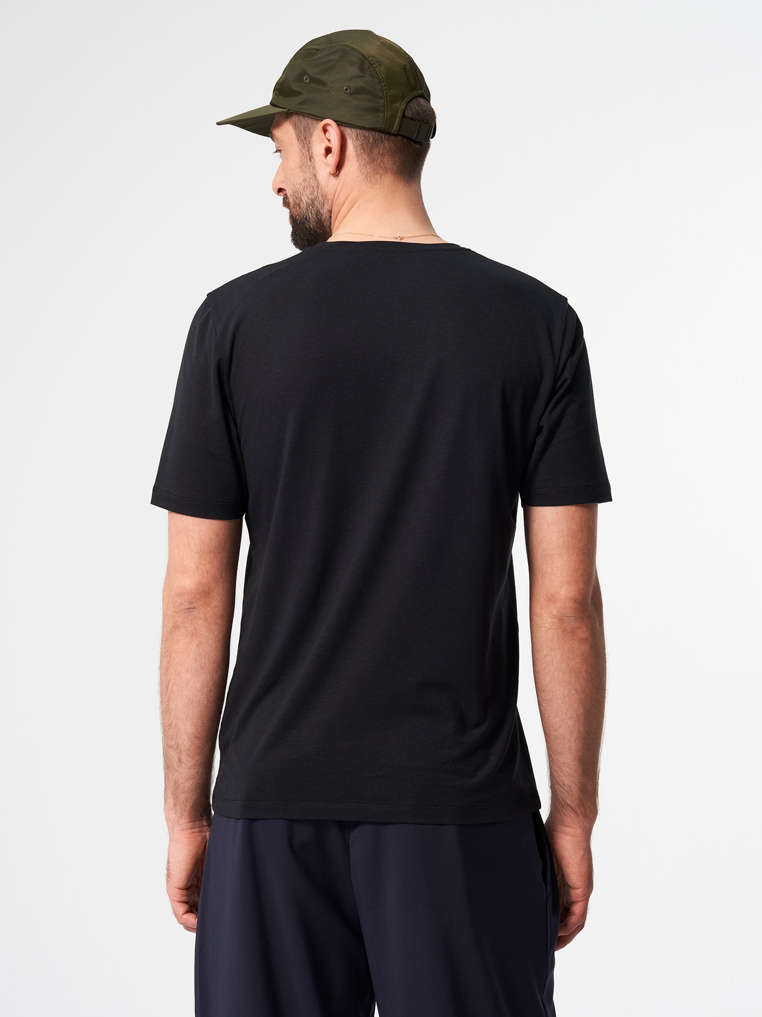 pinqponq-T-Shirt-Tencel-Cotton-Men-Iconic-Wooden-Black-model-back