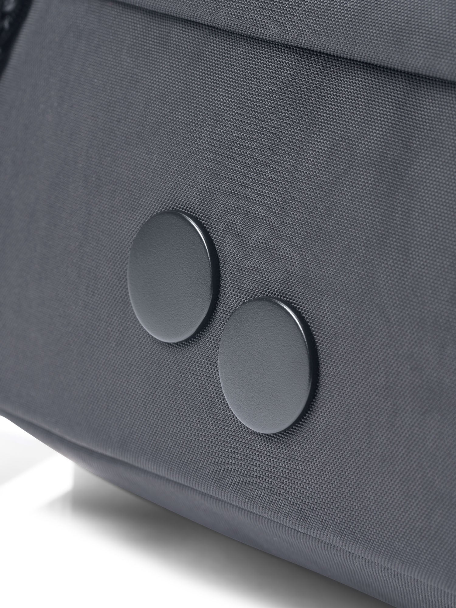 pinqponq-Washbag-Crinkle-Grey-closeup-detail