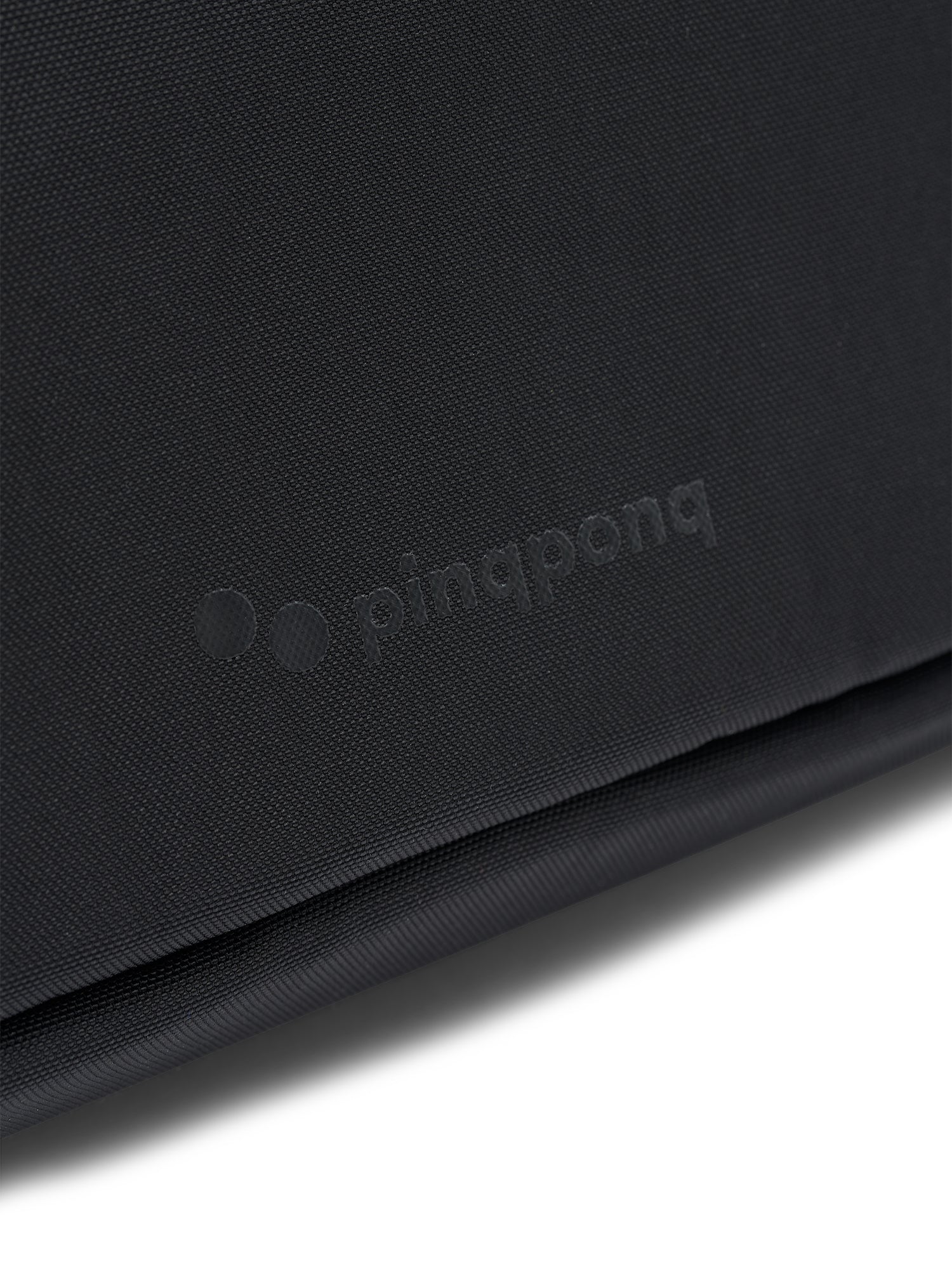 pinqponq-Washbag-Crinkle-Black-closeup-details