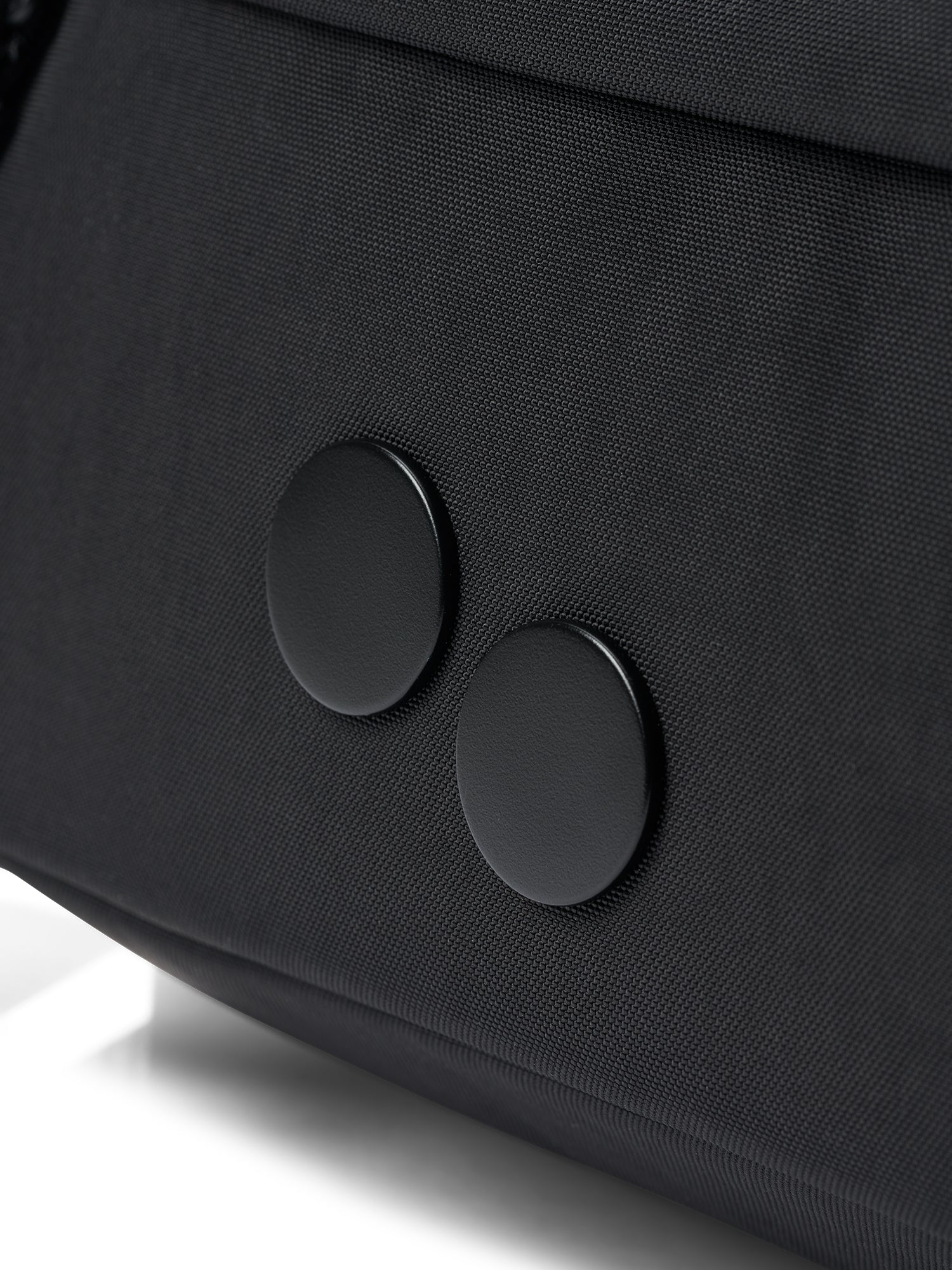 pinqponq-Washbag-Crinkle-Black-closeup-details