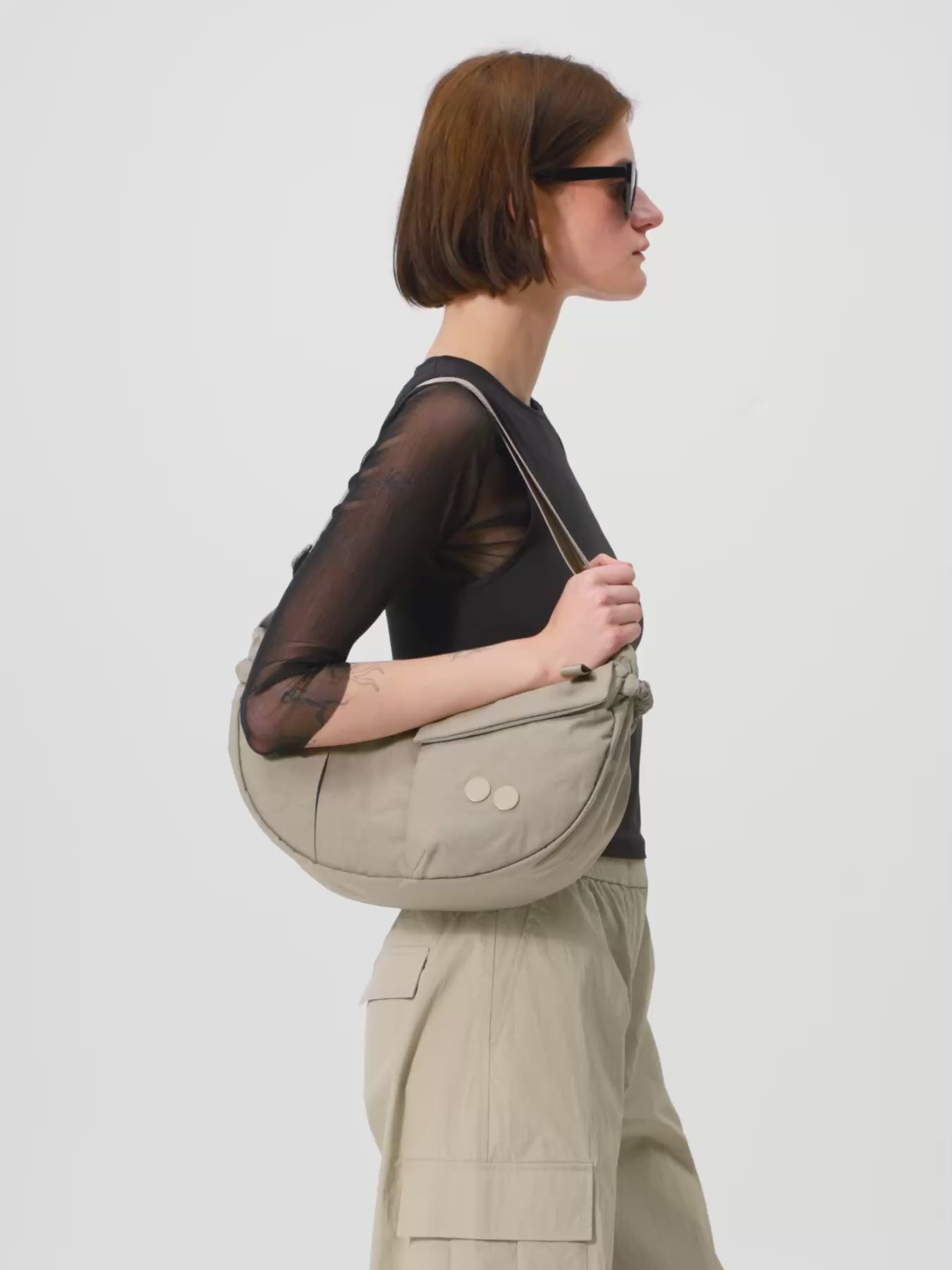 pinqponq-Krumm-Medium-Crinkle-Taupe-model-video
