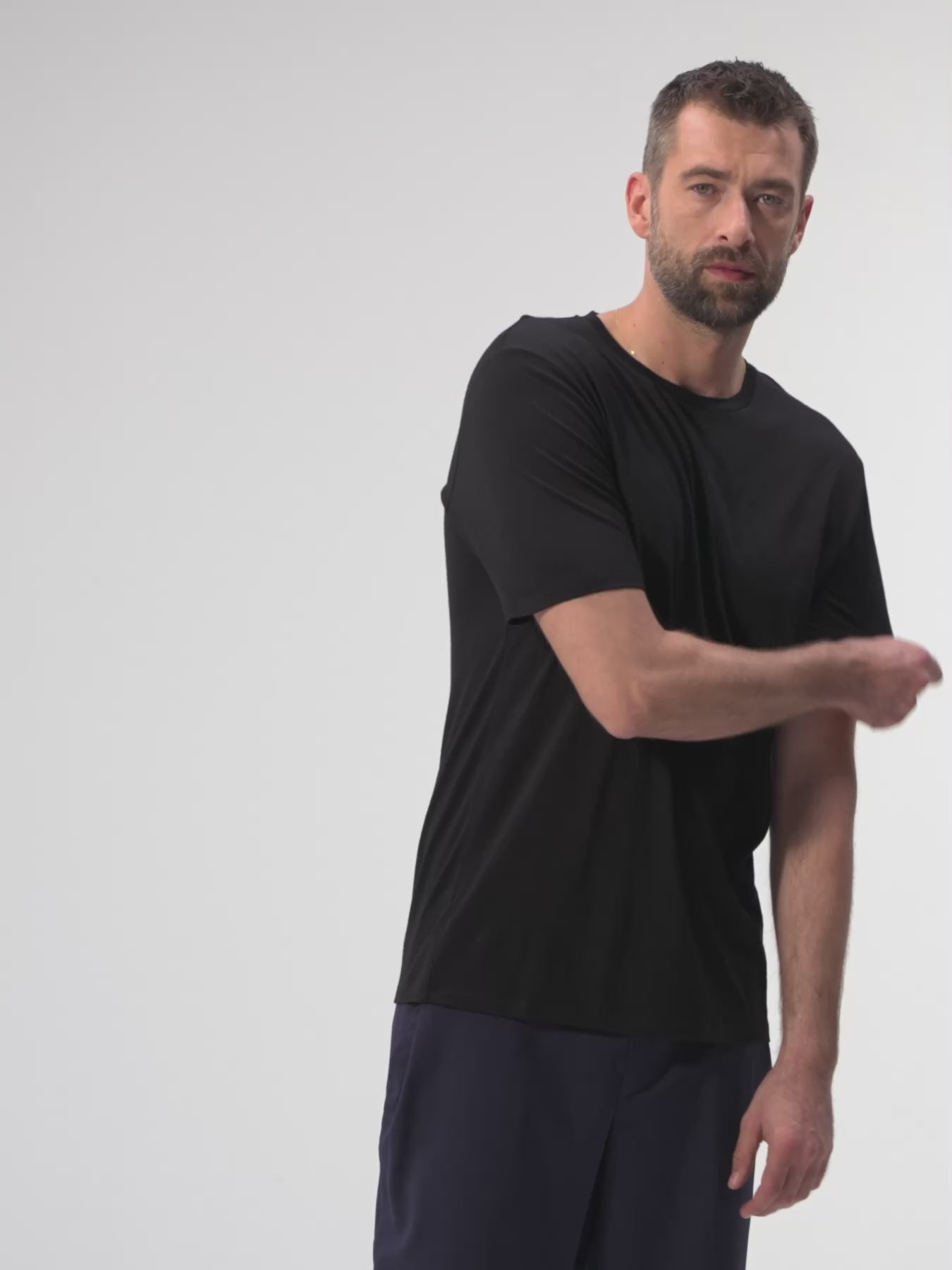 pinqponq-T-Shirt-Merino-Men-Iconic-Sheep-Black-model-video