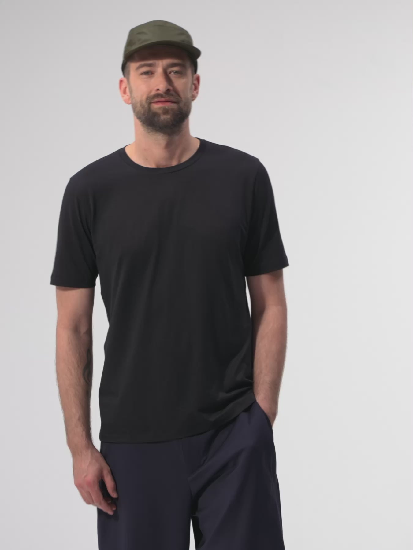 pinqponq-T-Shirt-Tencel-Cotton-Men-Iconic-Wooden-Black-model-video