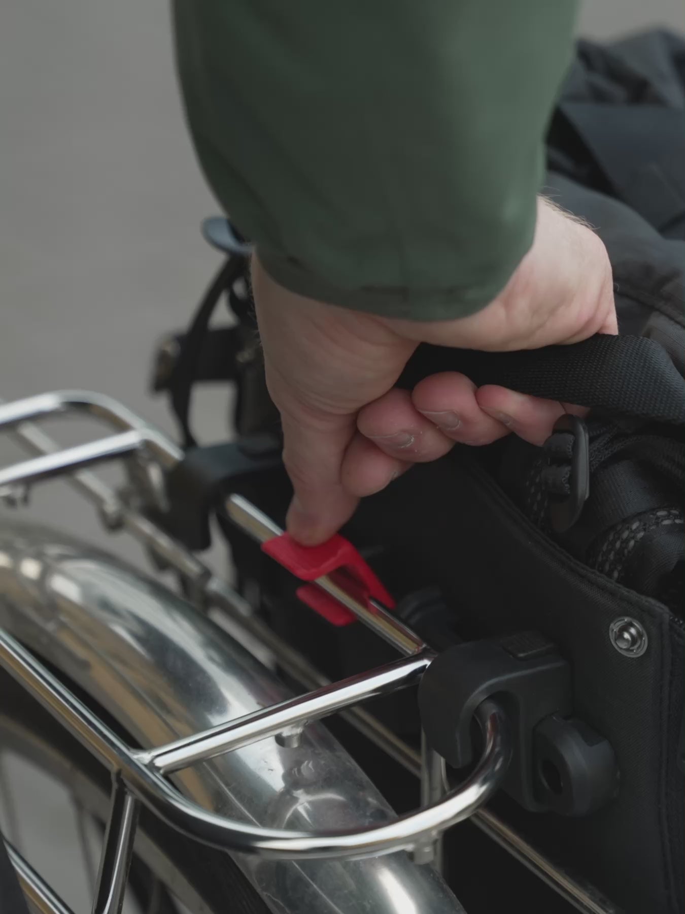 pinqponq-Komut-MB-Pure-Black-model-video