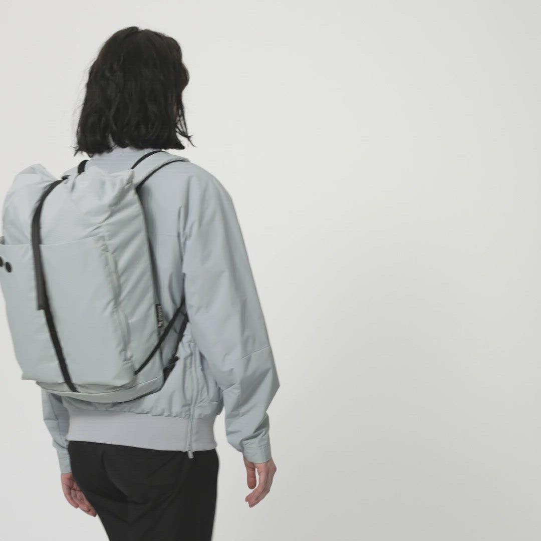 inqponq-backpack-Dukek-Pure-Grey-model-video