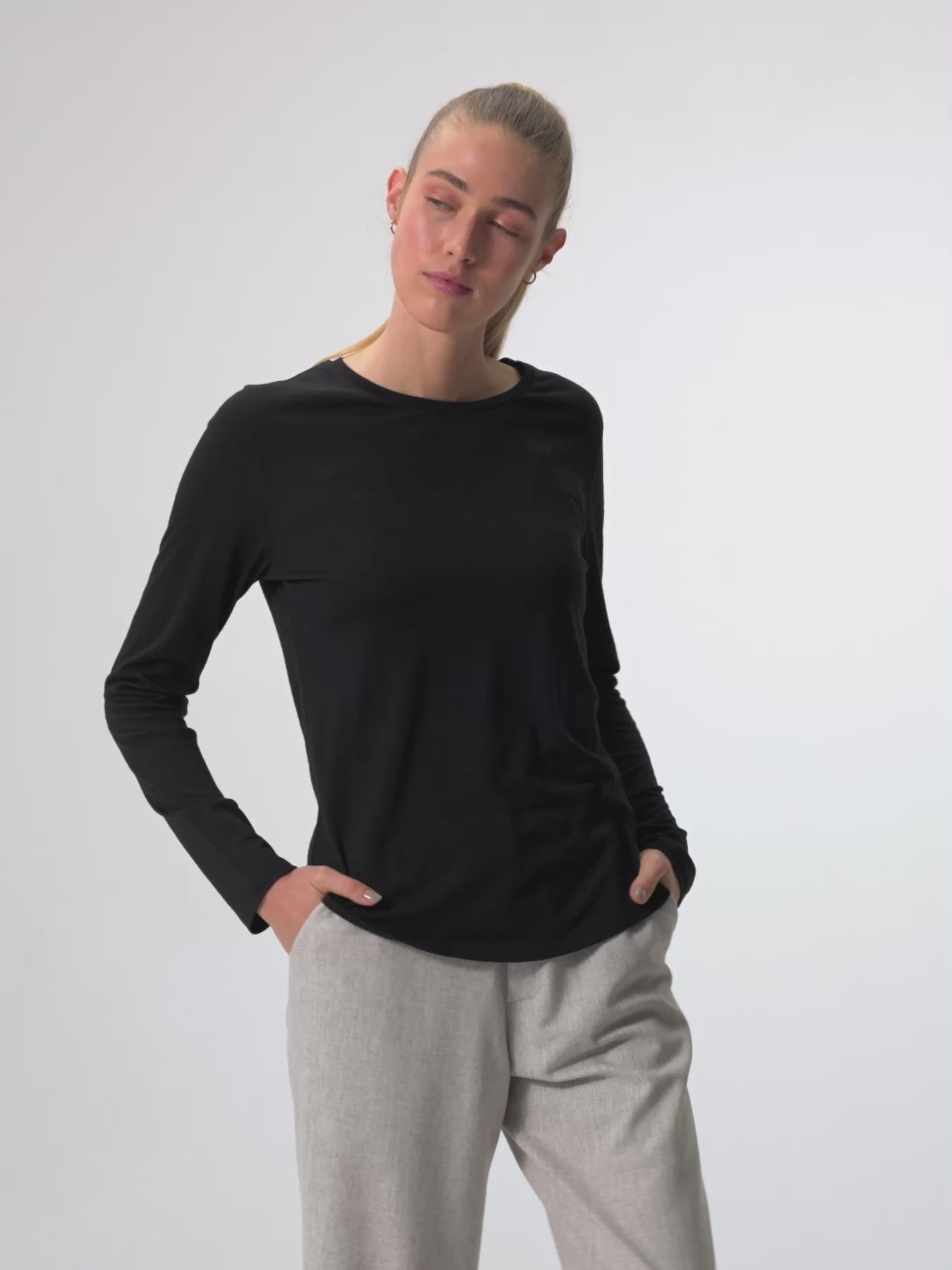 pinqponq-Longsleeve-Merino-Women-Inspire-Sheep-Black-model-video