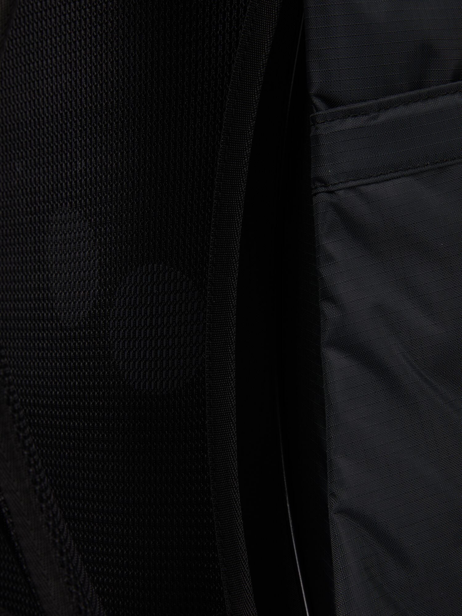 pinqponq-backpack-komut-large-pure-black-detail