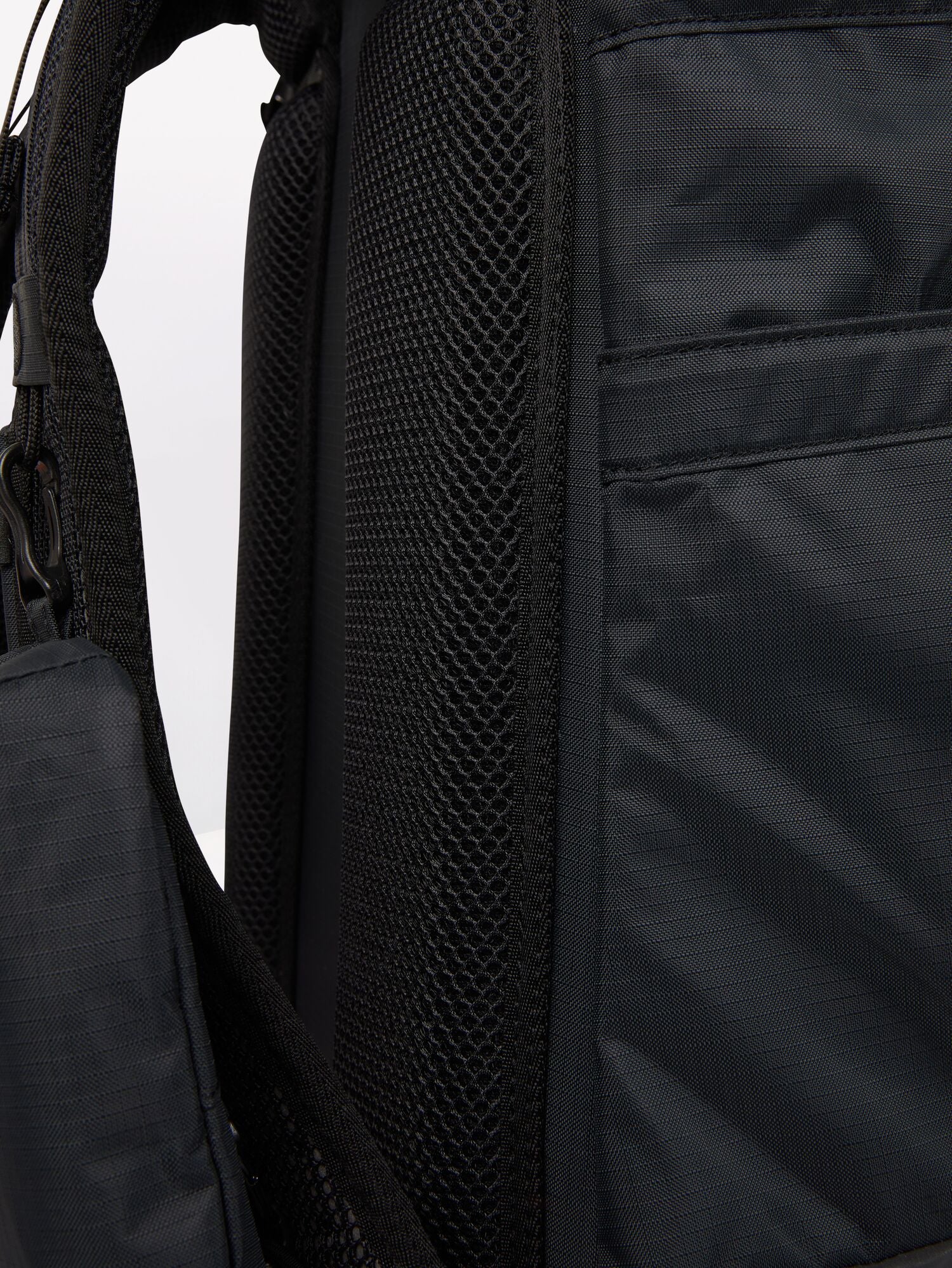 Pinqponq-Komut-Medium-Pure-Black-Detail