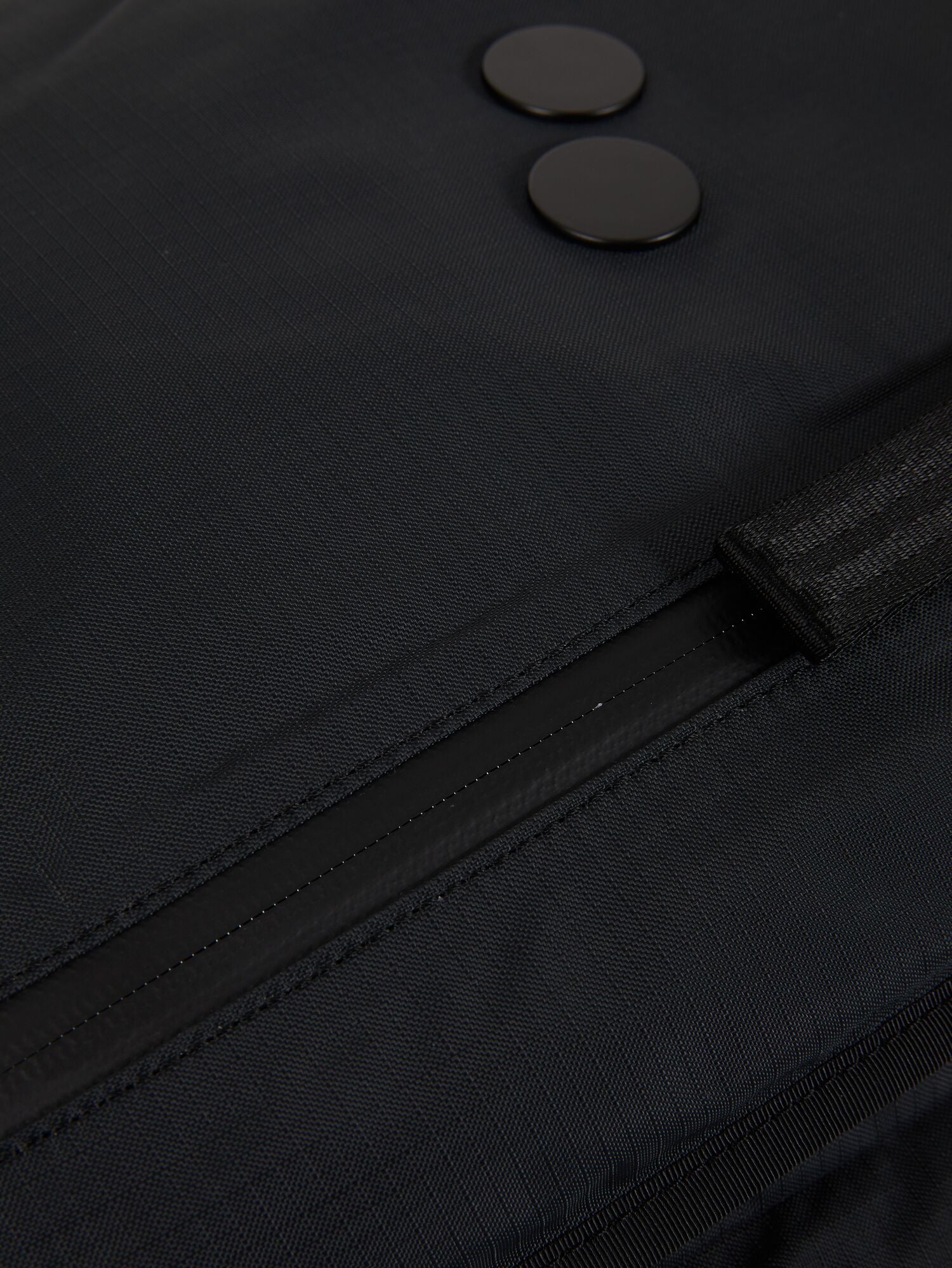 Pinqponq-Komut-Medium-Pure-Black-Detail