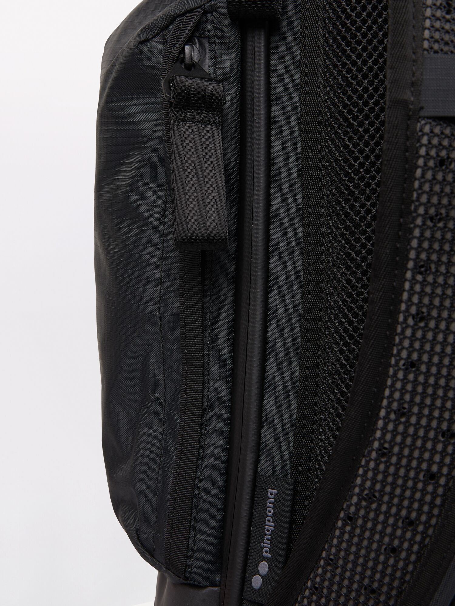 Pinqponq-Komut-Medium-Pure-Black-Detail