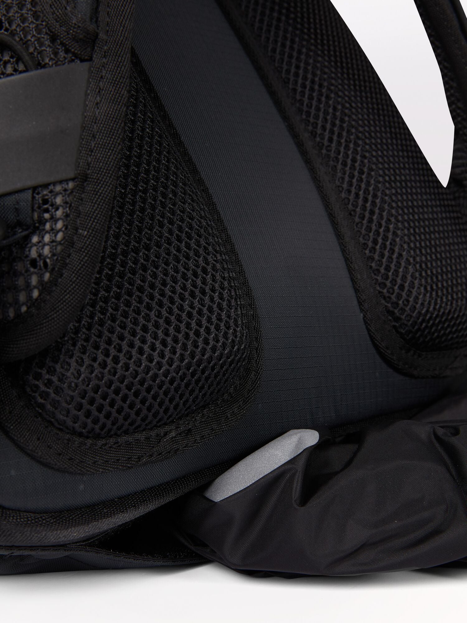 Pinqponq-Komut-Medium-Pure-Black-Detail