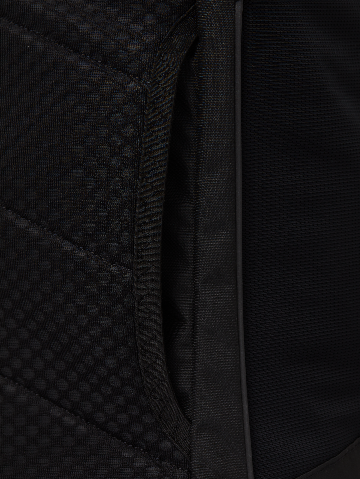 pinqponq-backpack-blok-large-rooted-black-detail