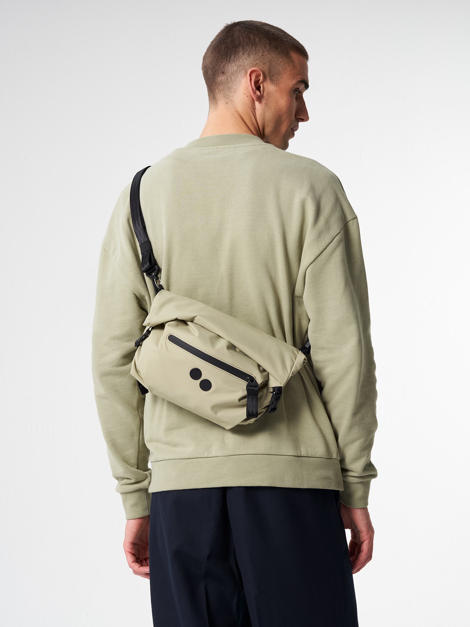 pinqponq-Aksel-Pure-Olive-model-back