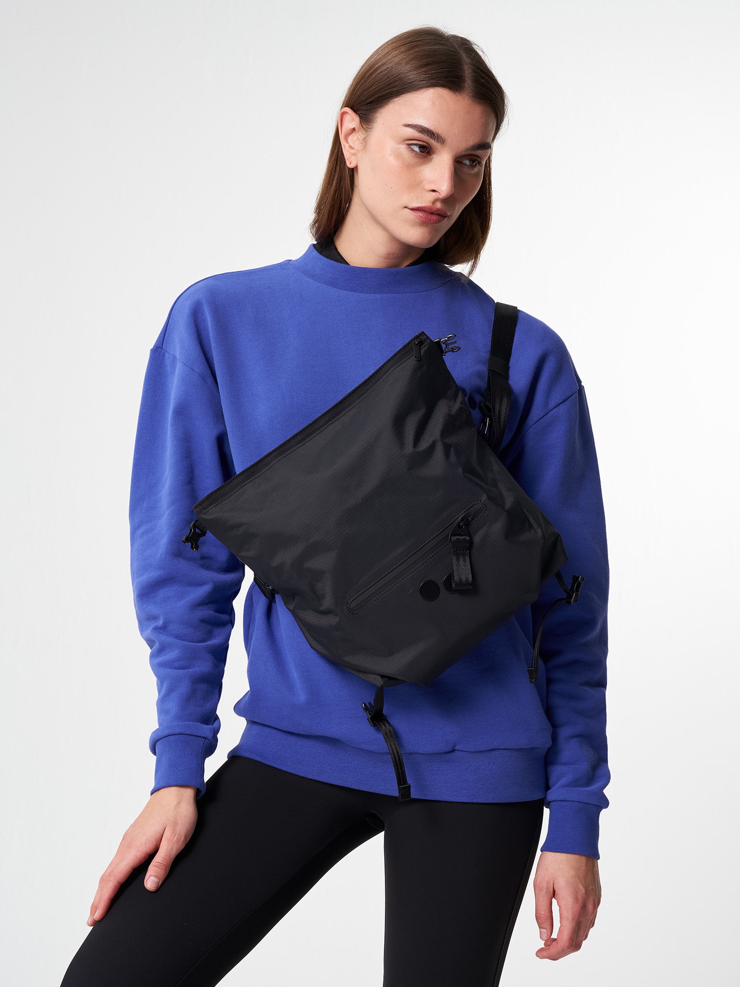 pinqponq-Aksel-Pure-Black-model-front-detailpinqponq-Aksel-Pure-Black-model-front