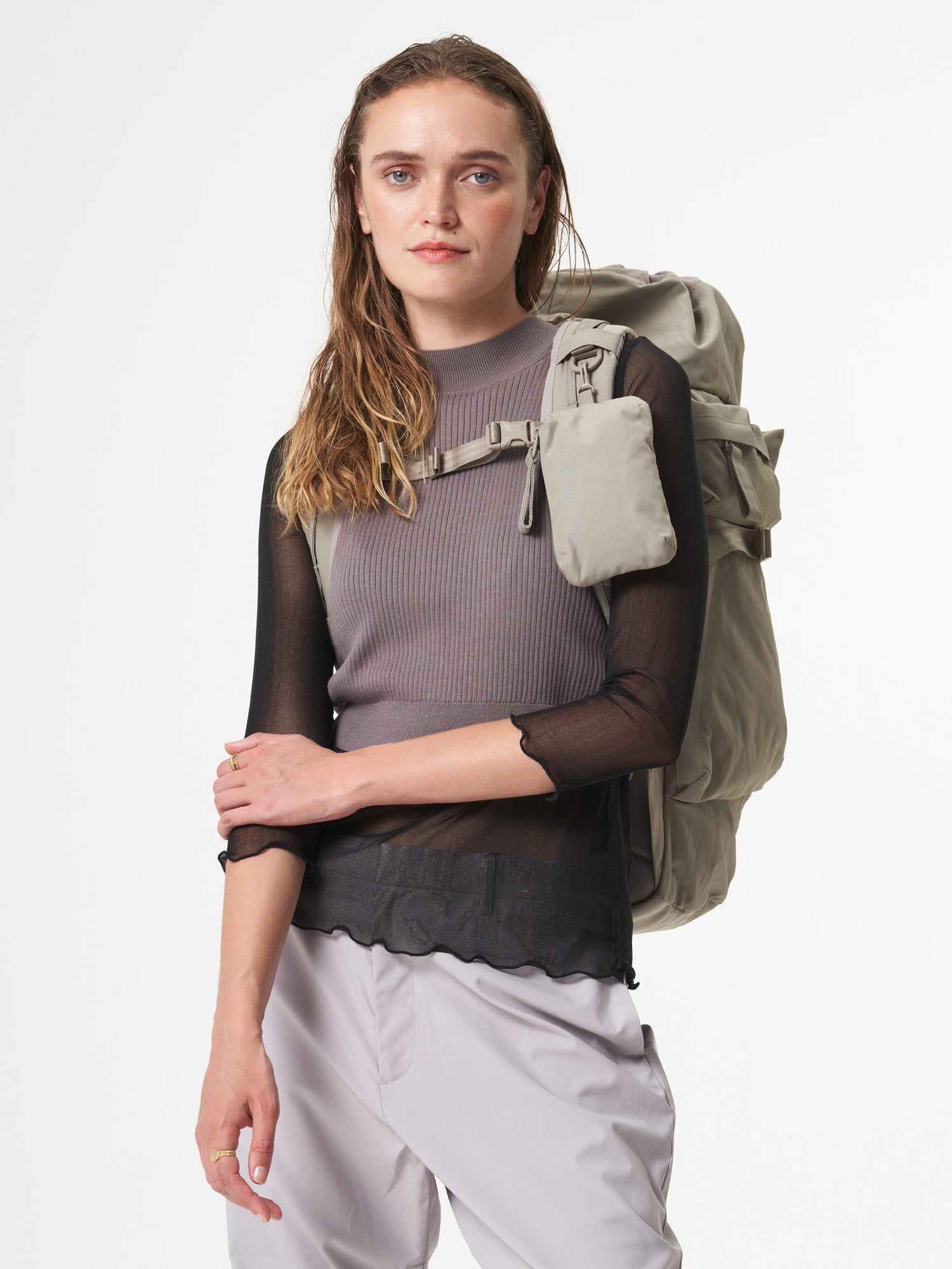 pinqponq-backpack-Blok-Large-Crinkle-Taupe-model-back