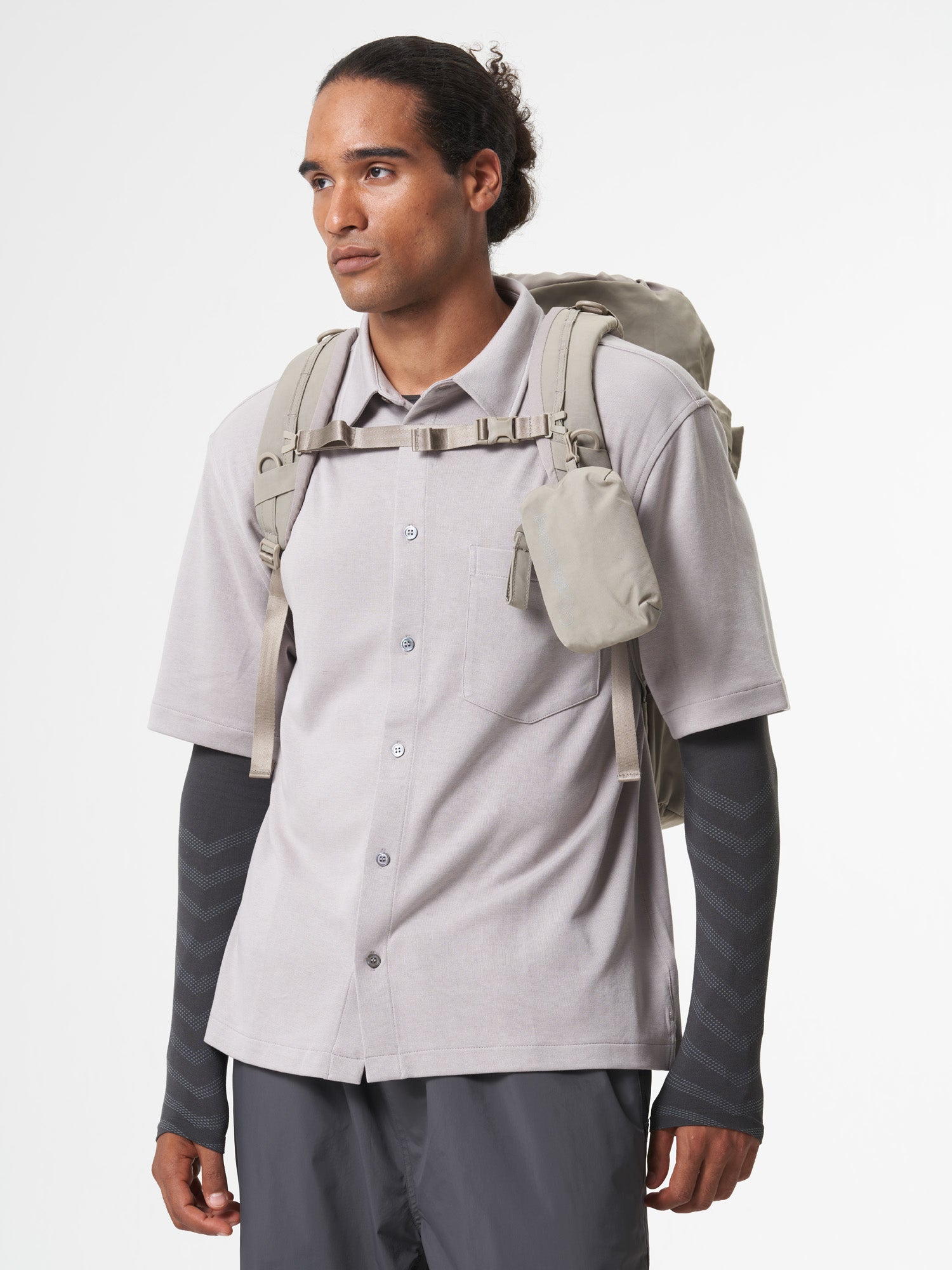 pinqponq-backpack-Blok-Medium-Crinkle-Taupe-model-back