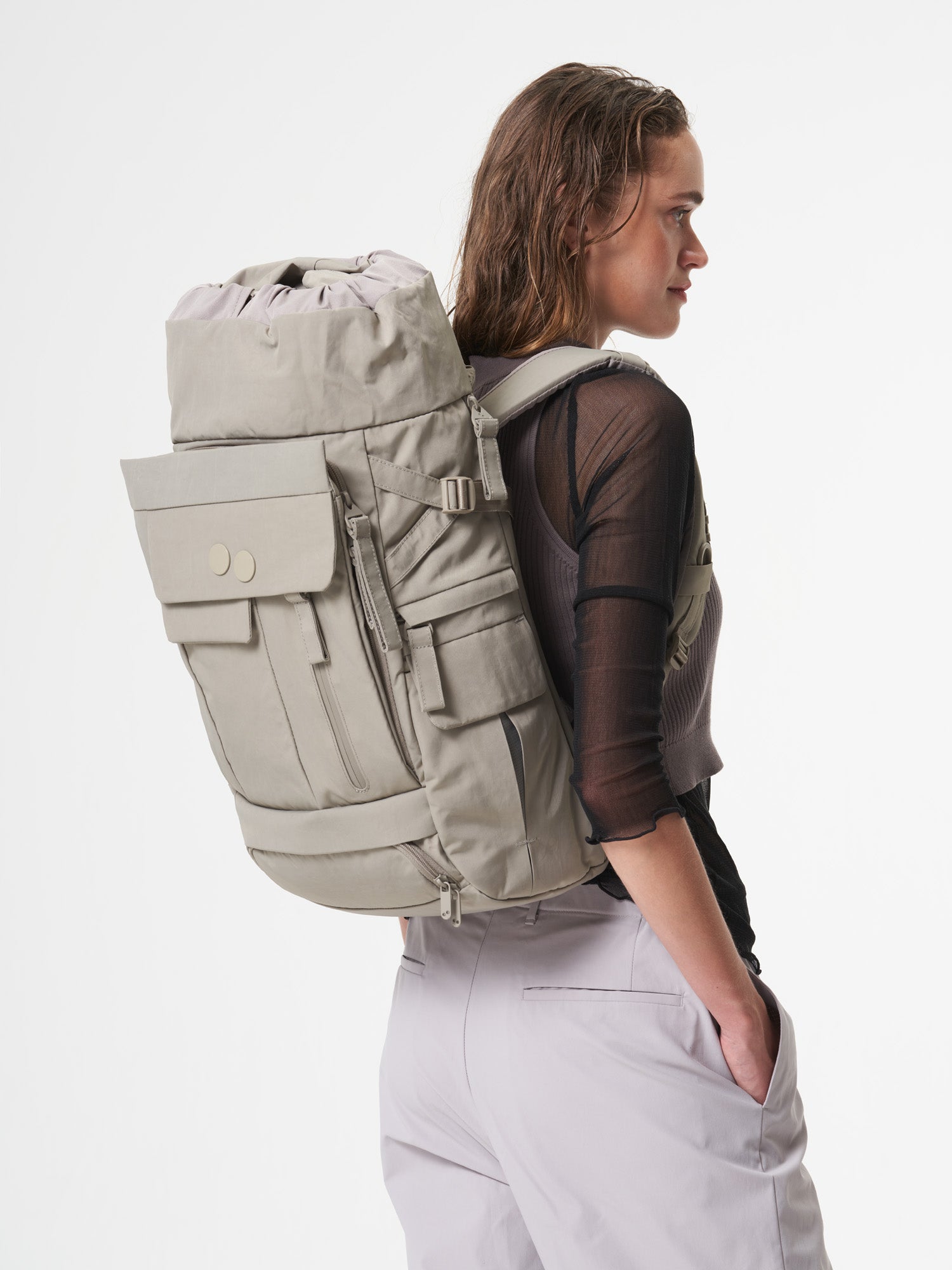 pinqponq-backpack-Blok-Medium-Crinkle-Taupe-model-side
