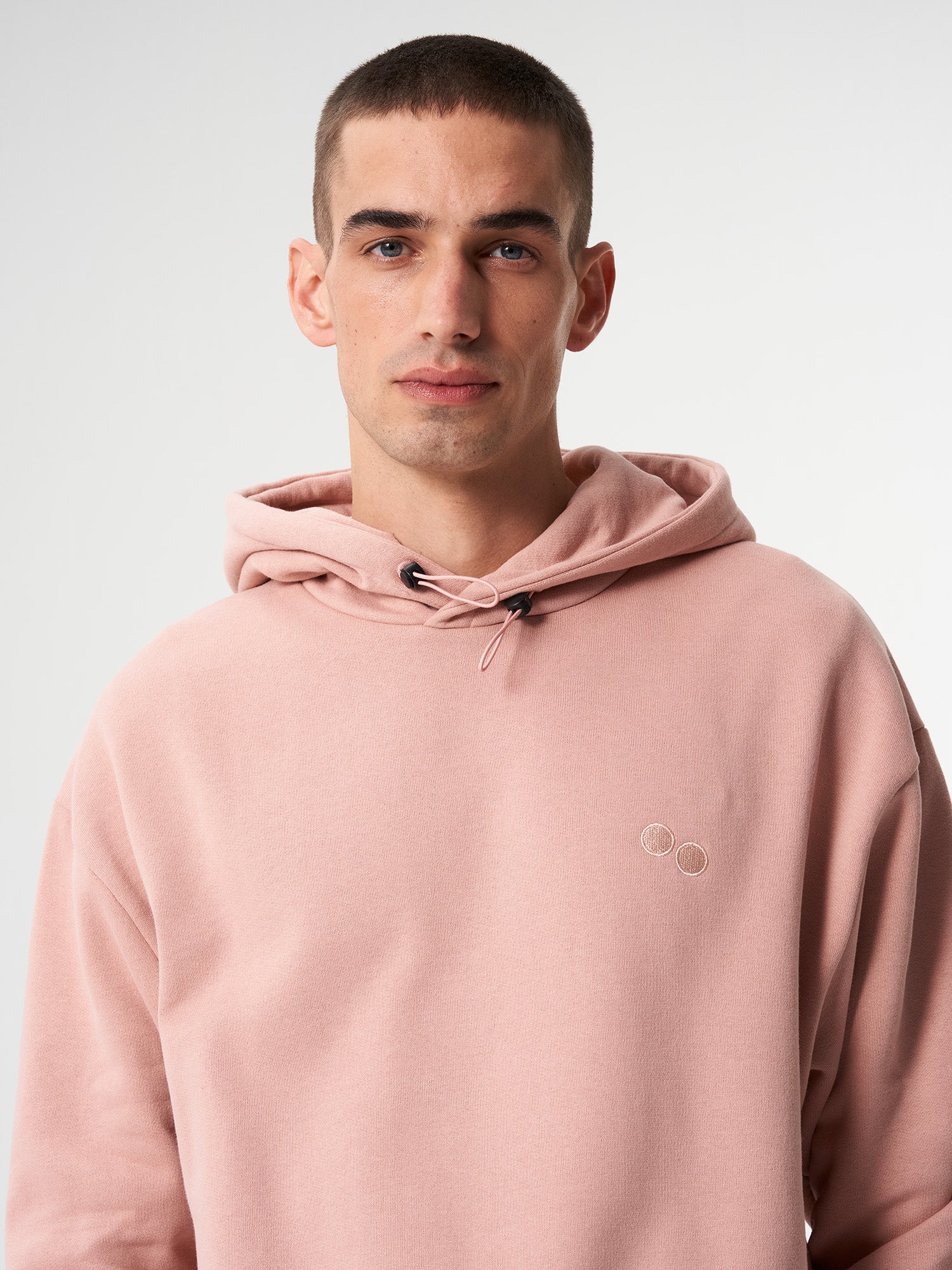 pinqponq-Hoodie-Unisex-Ash-Pink-model-front-details