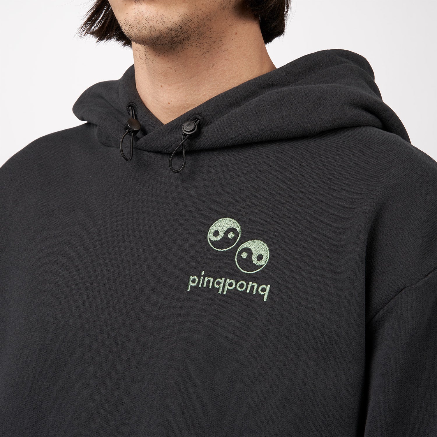 pinqponq-Hoodie-Peat-Black-Yin-Yang-detail