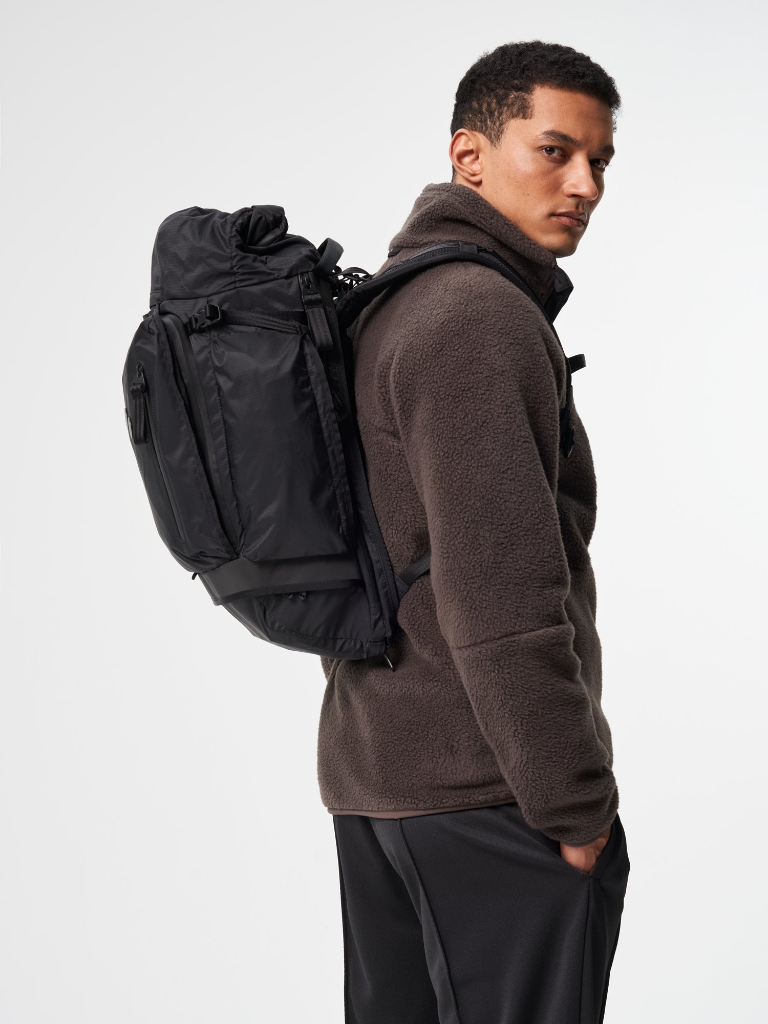 pinqponq-Komut-MB-Pure-Black-model-side