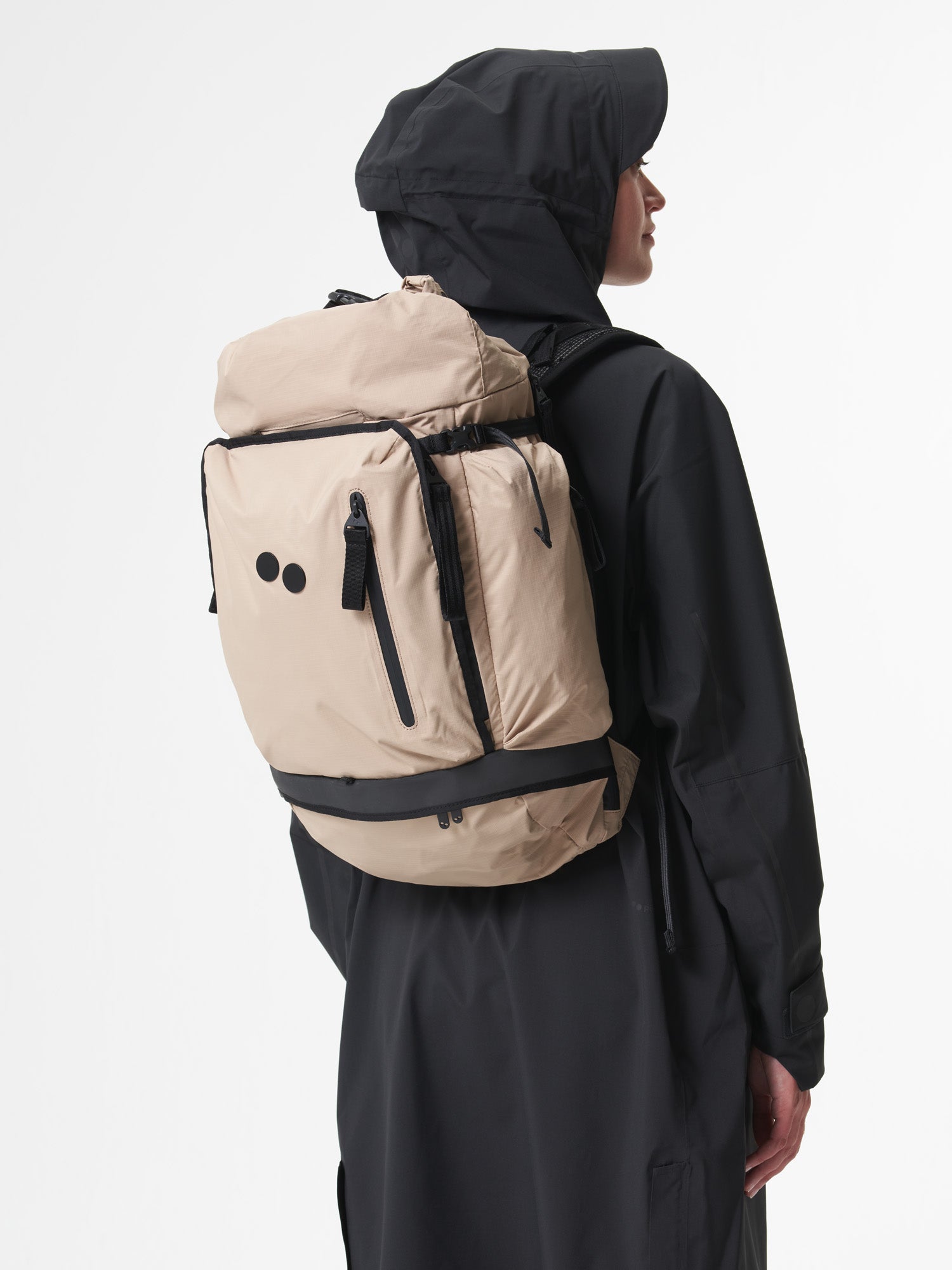 pinqponq-backpack-Komut-Medium-Pure-Khaki-model-side