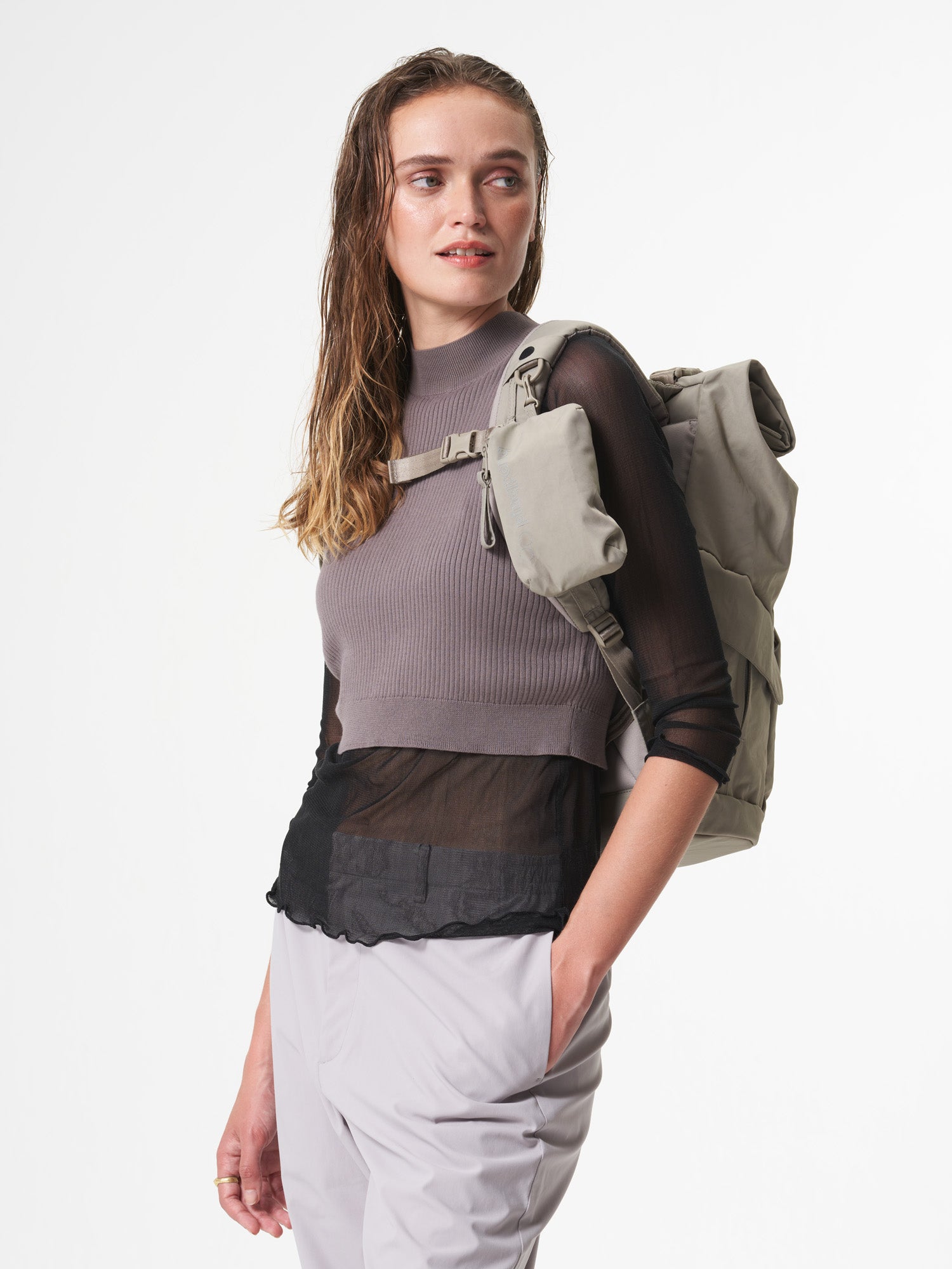 pinqponq-backpack-Kross-Crinkle-Taupe-model-side