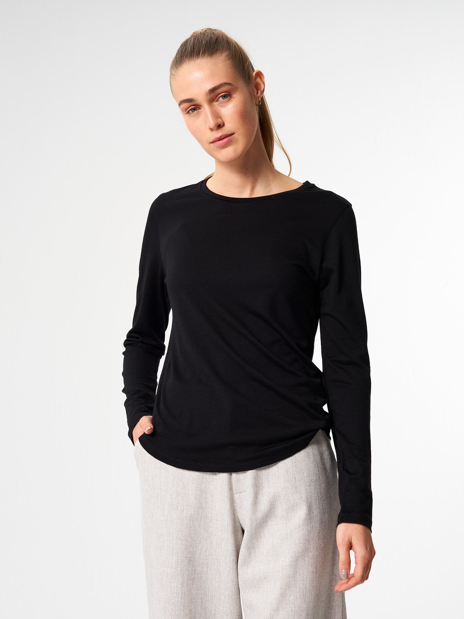 pinqponq-Longsleeve-Merino-Women-Inspire-Sheep-Black-model-front