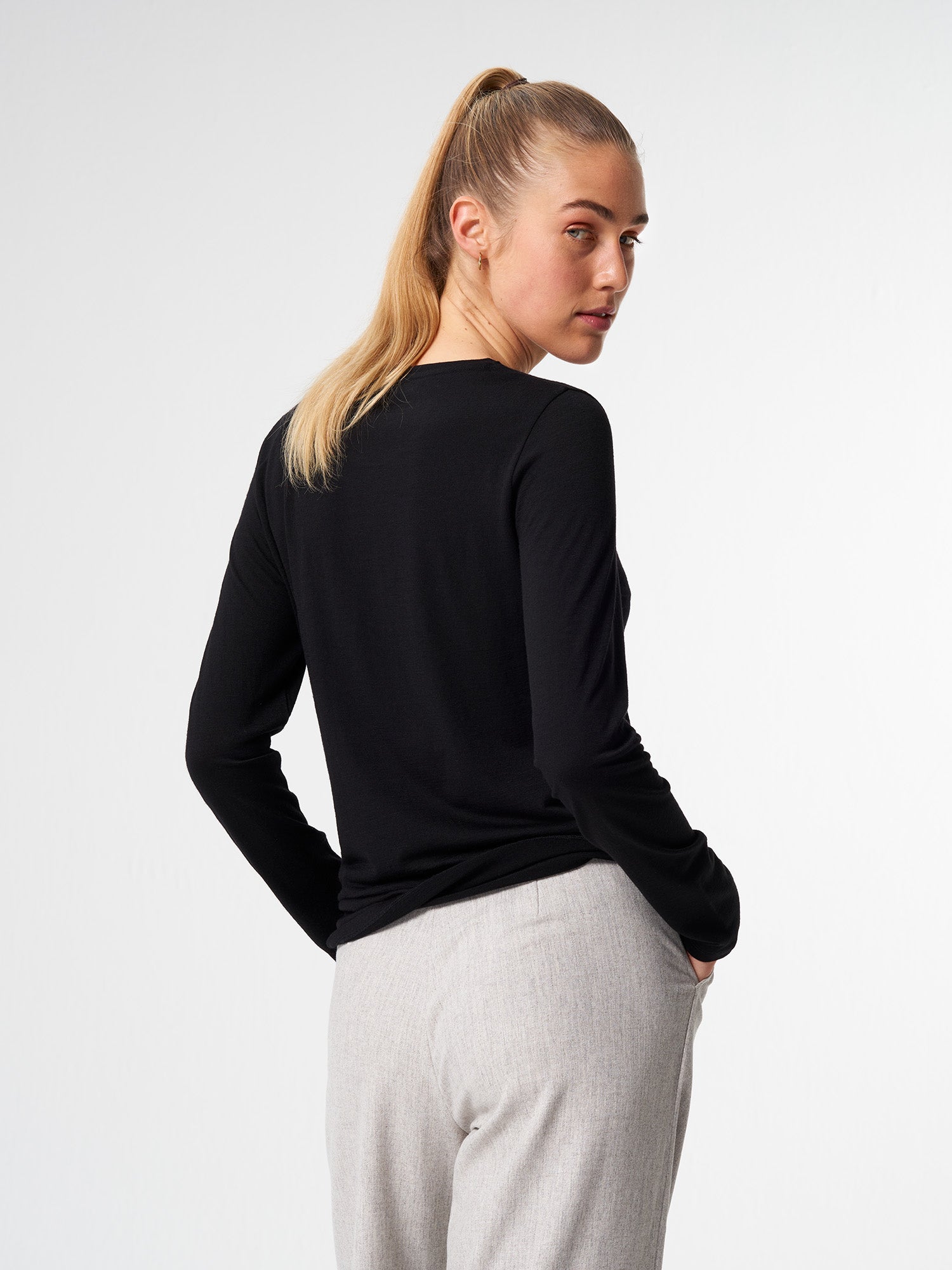 pinqponq-Longsleeve-Merino-Women-Inspire-Sheep-Black-model-back