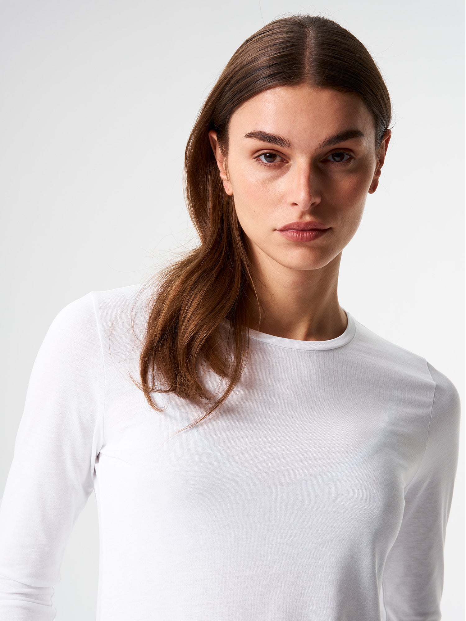 pinqponq-Longsleeve-Tencel-Cotton-Women-Inspire-Wooden-White-model-front-detail