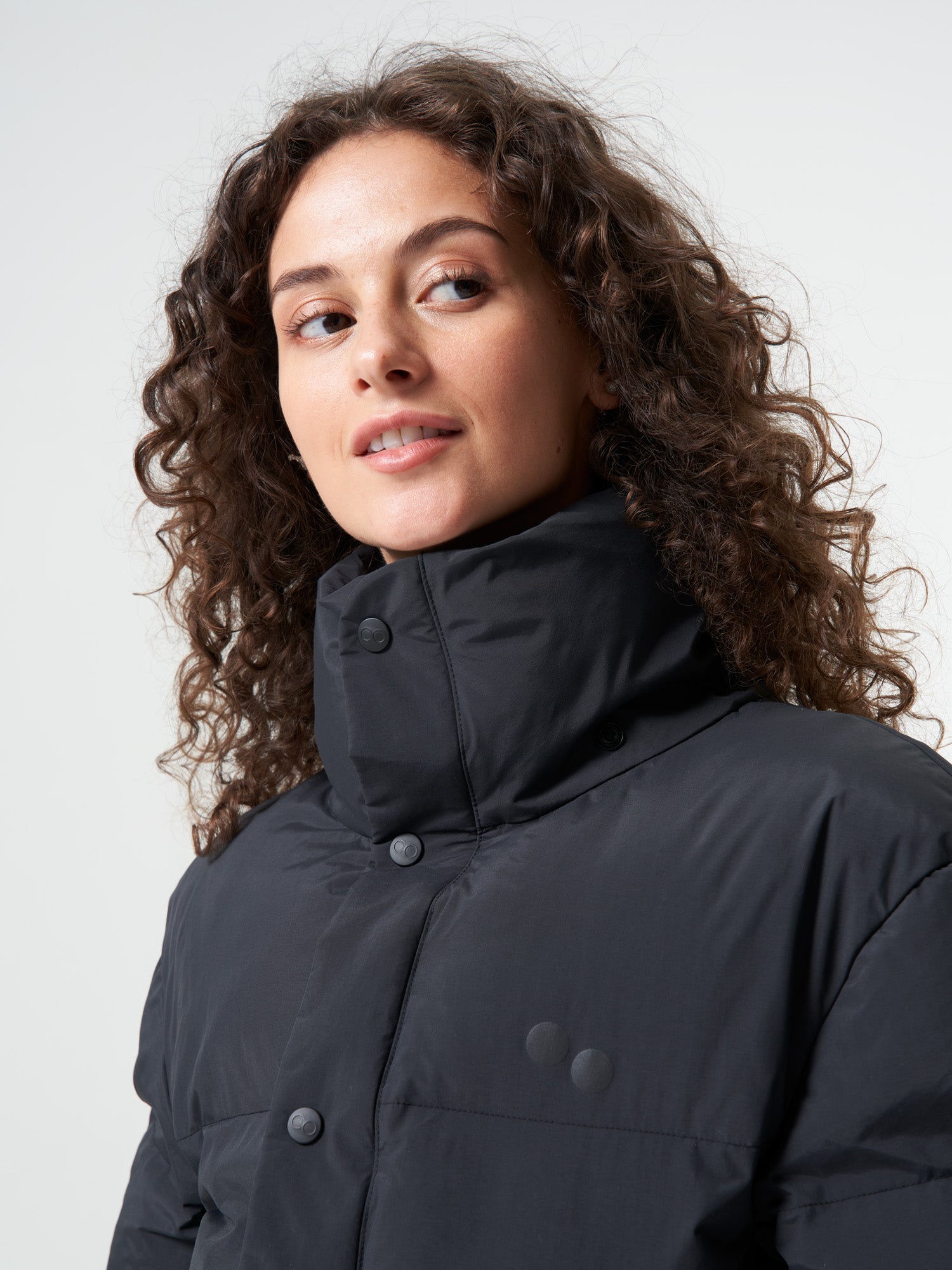 pinqponq-Puffy-Parka-Women-Peat-Black-model-detail
