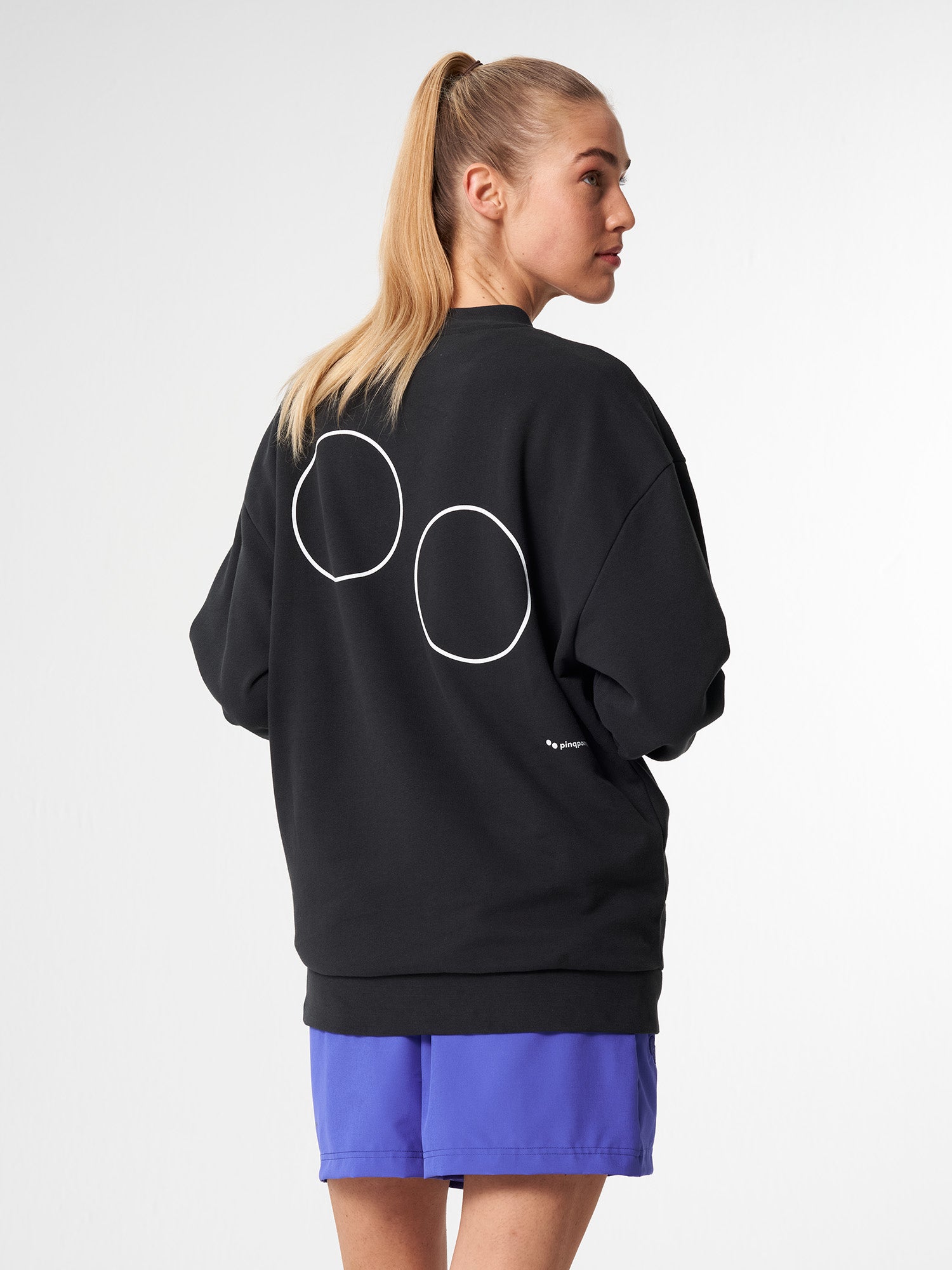 pinqponq-Sweatshirt-Unisex-Circles-Peat-Black-model-back