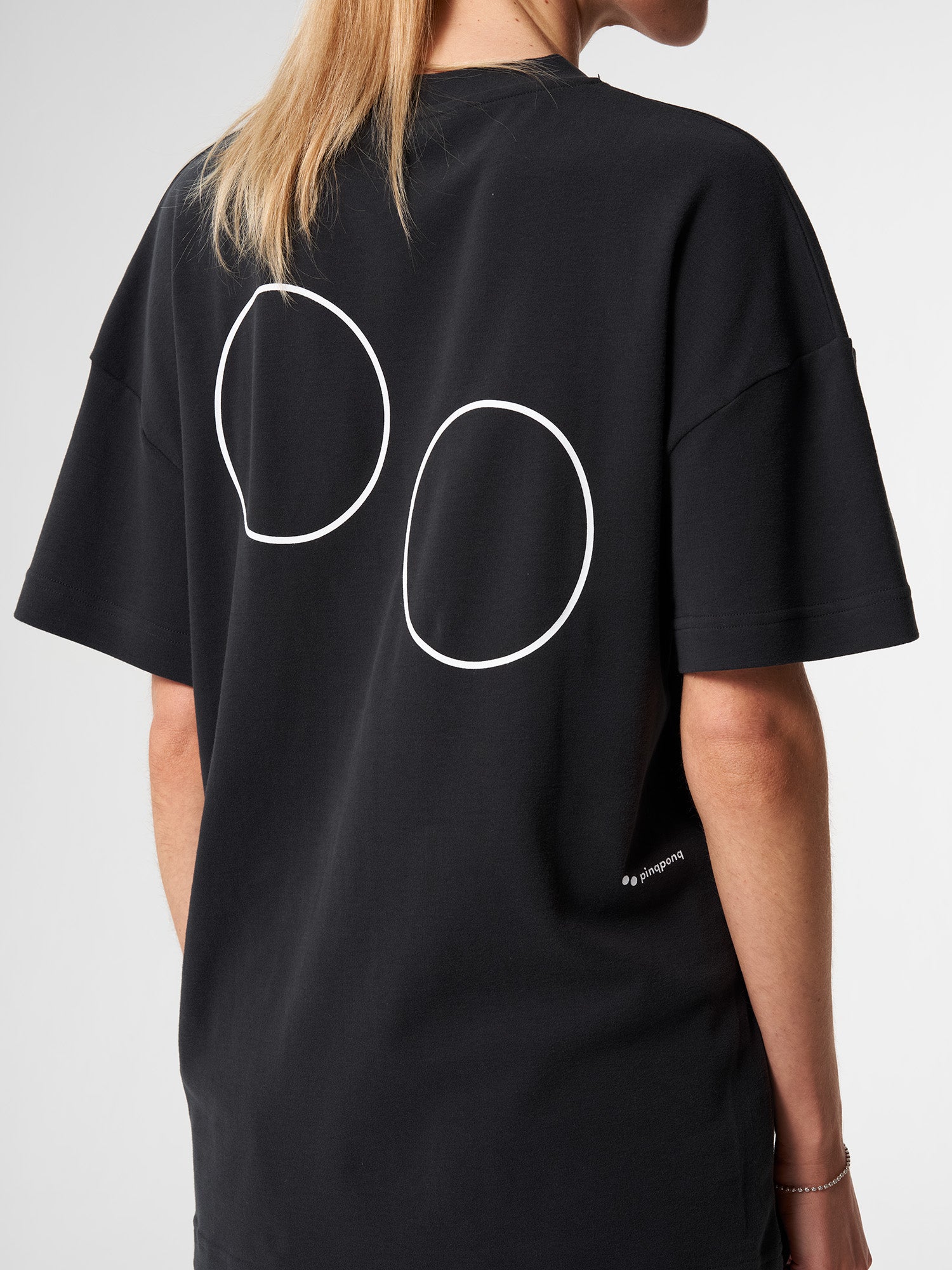 pinqponq-Tshirt-Unisex-Circles-Peat-Black-model-closeup-back