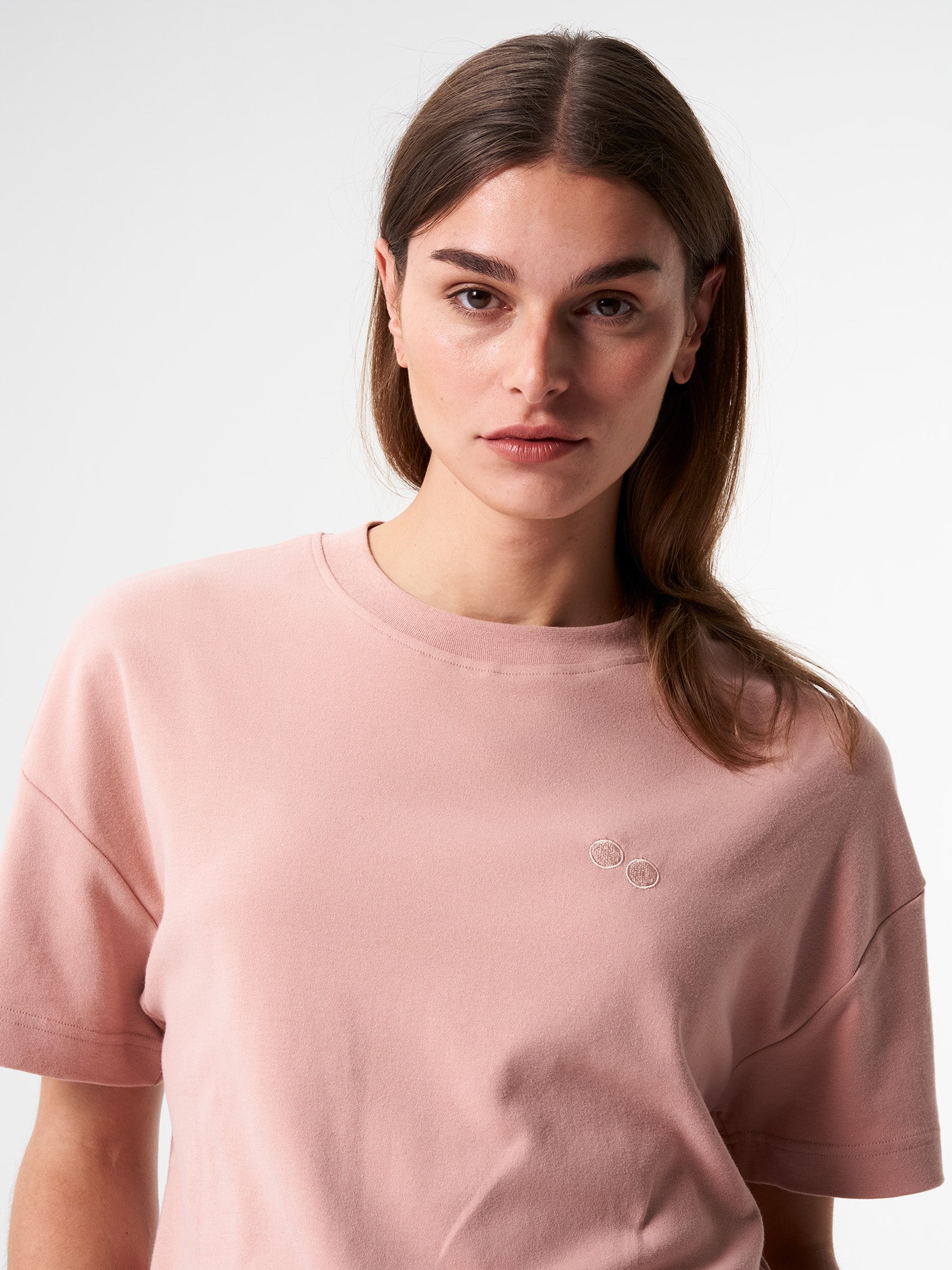 pinqponq-Tshirt-Unisex-Ash-Pink-model-closeup-front