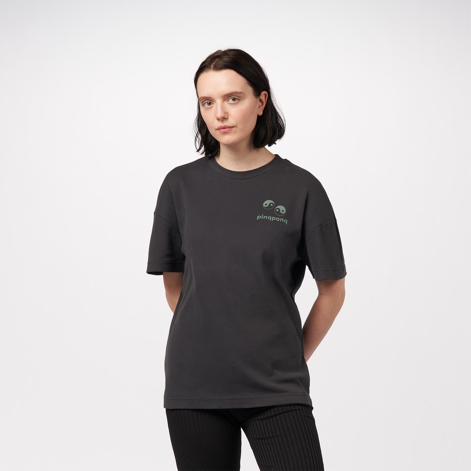 pinqponq-T-Shirt-Unisex-Peat-Black-Yin-Yang-unisex-model-front