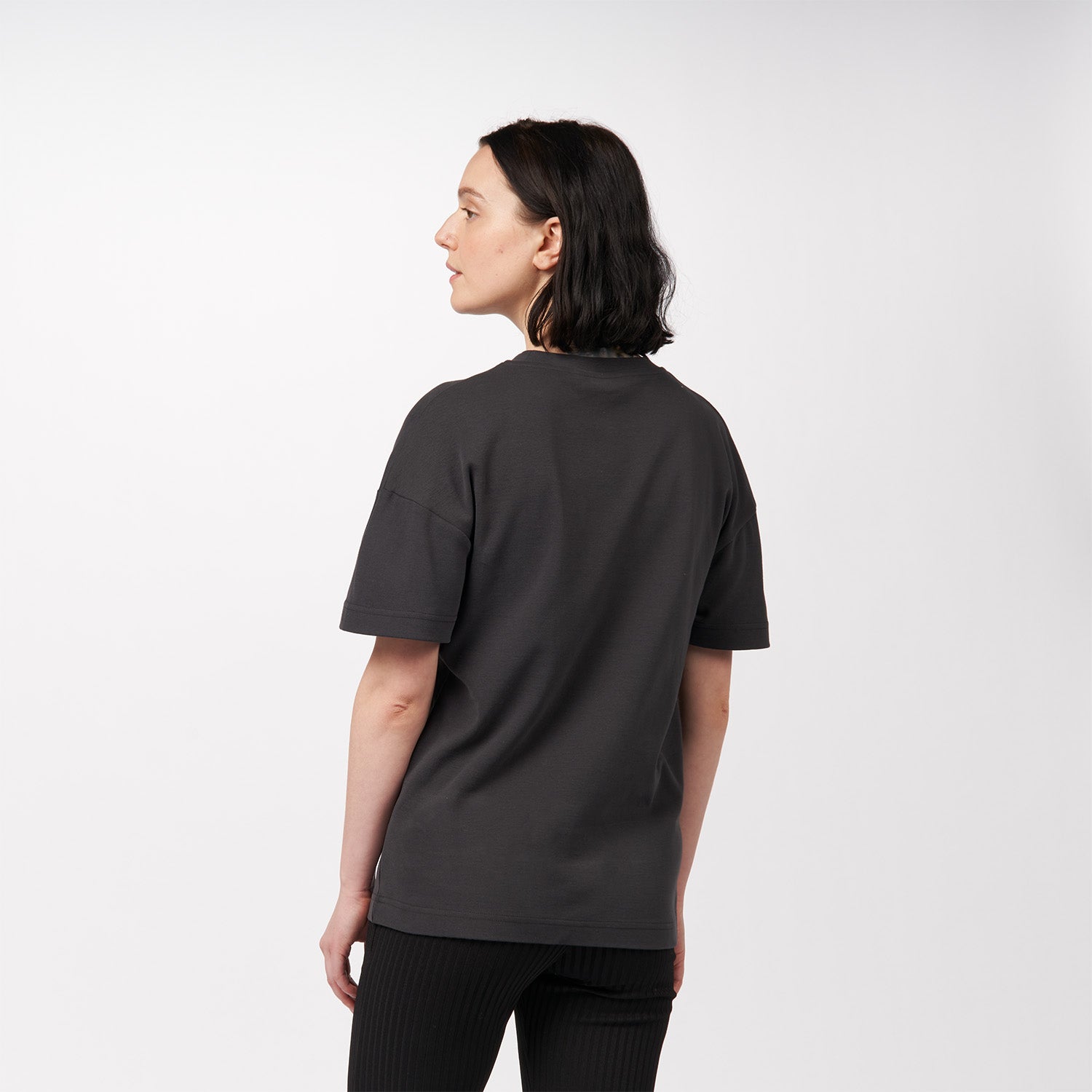 pinqponq-T-Shirt-Unisex-Peat-Black-Yin-Yang-unisex-model-back