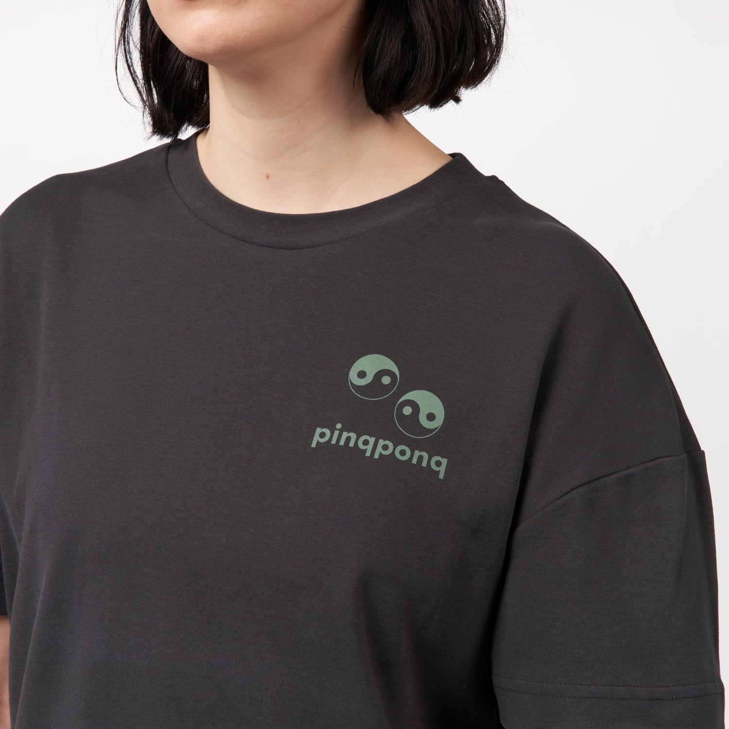 pinqponq-T-Shirt-Unisex-Peat-Black-Yin-Yang-unisex-detail