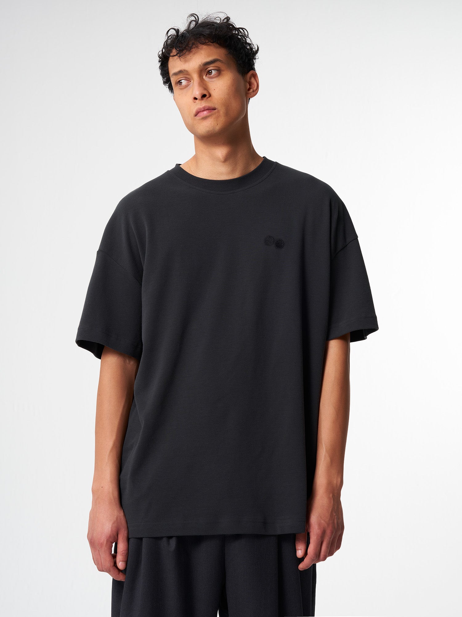 pinqponq-Tshirt-Unisex-Peat-Black-model-front